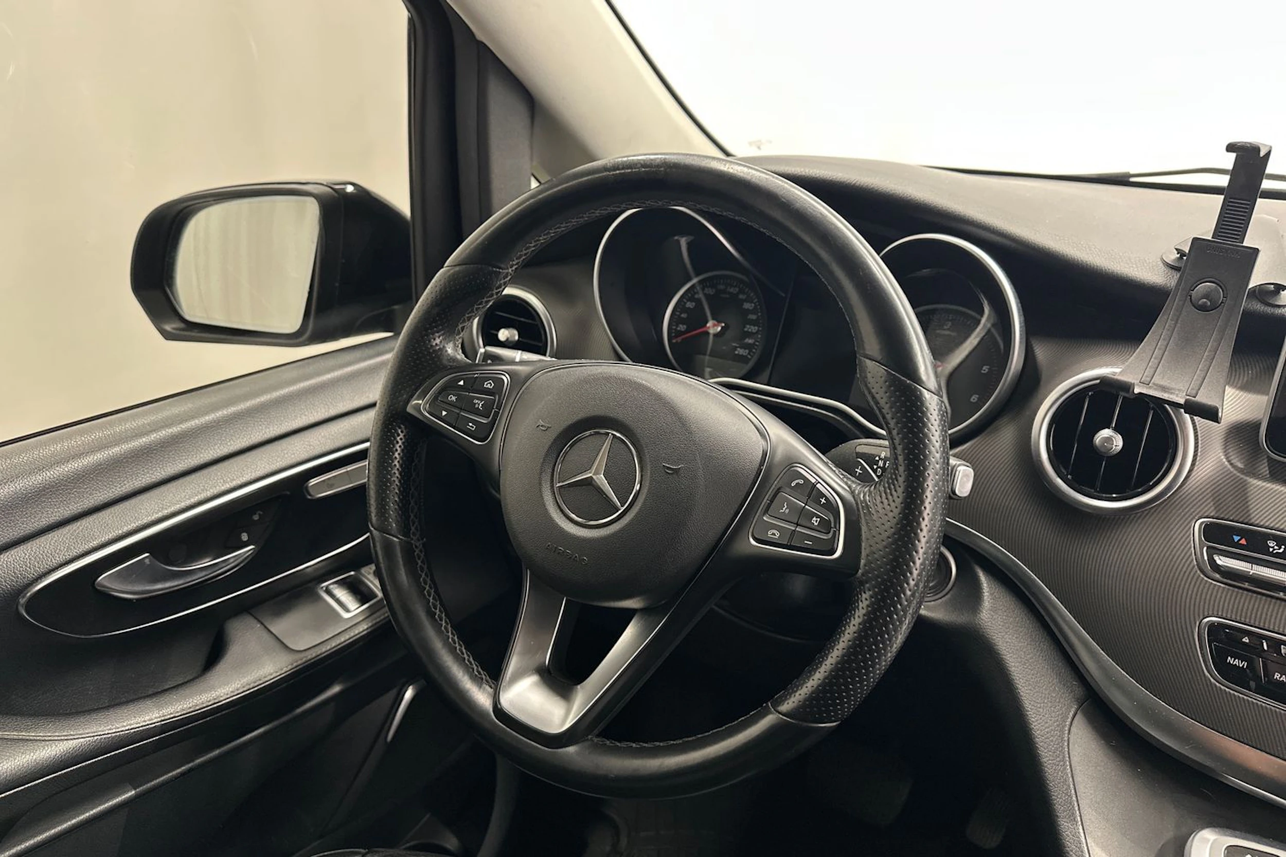 musta Mercedes-Benz V 2017 kuva 10.
