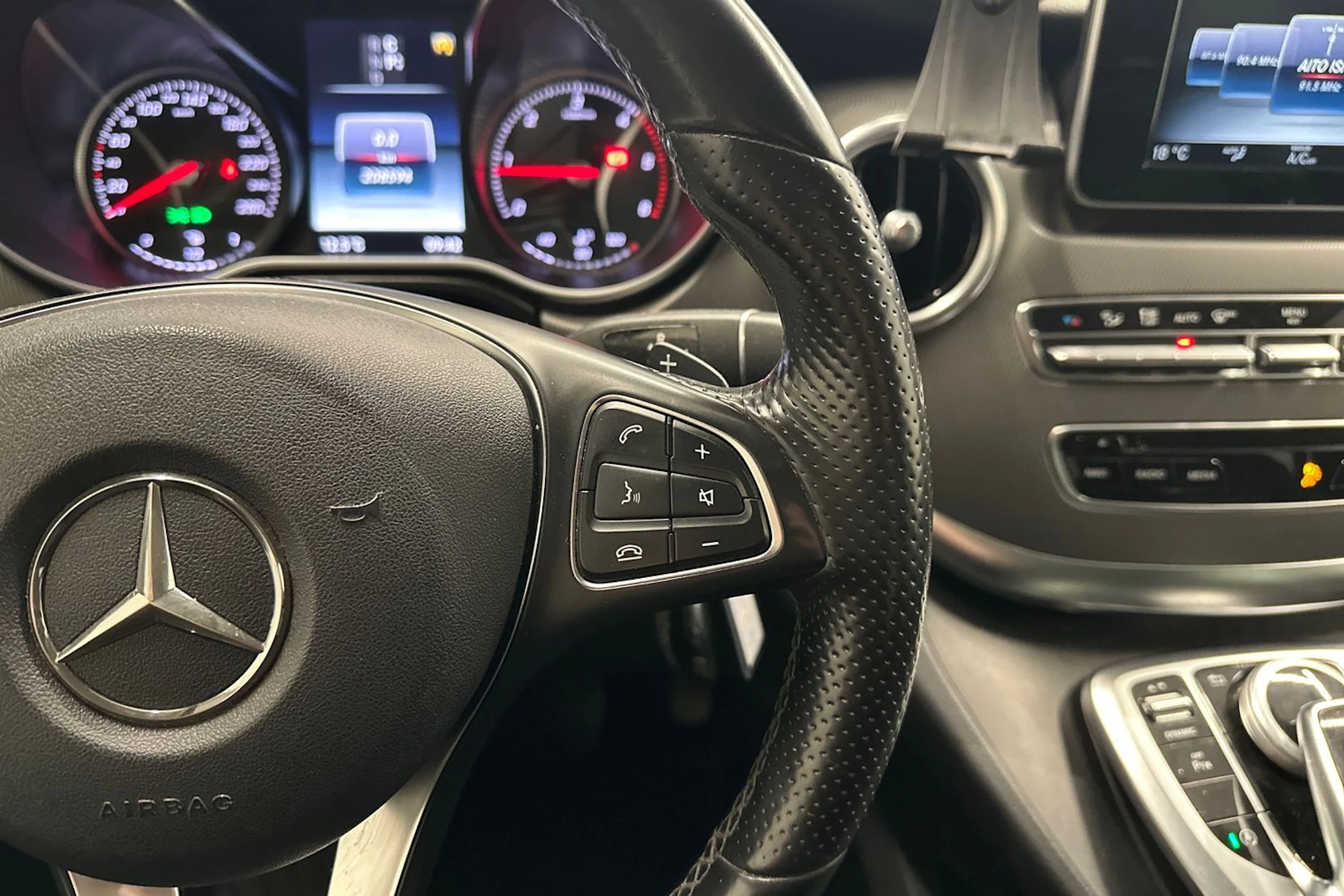 musta Mercedes-Benz V 2017 kuva 12.