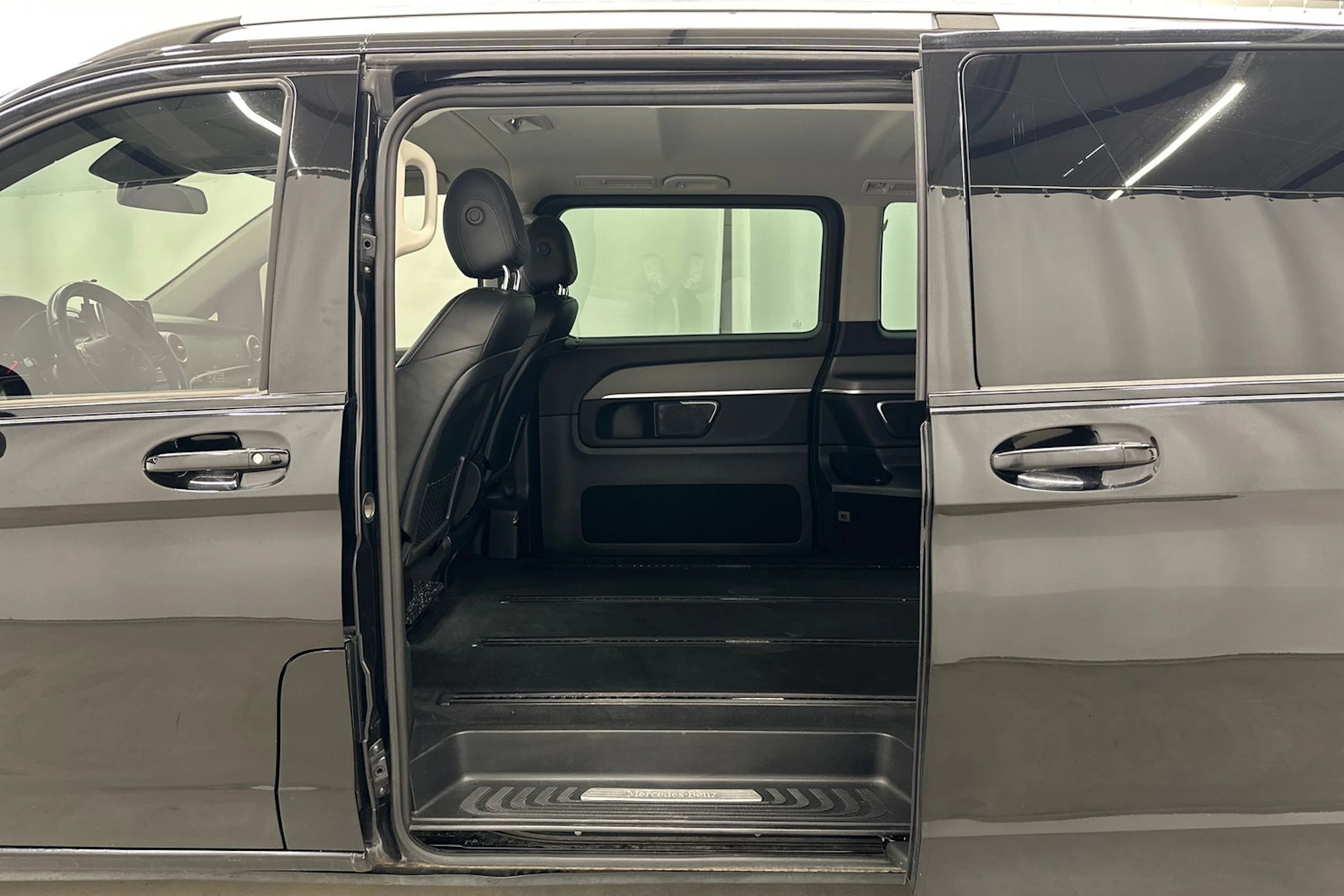 musta Mercedes-Benz V 2017 kuva 25.