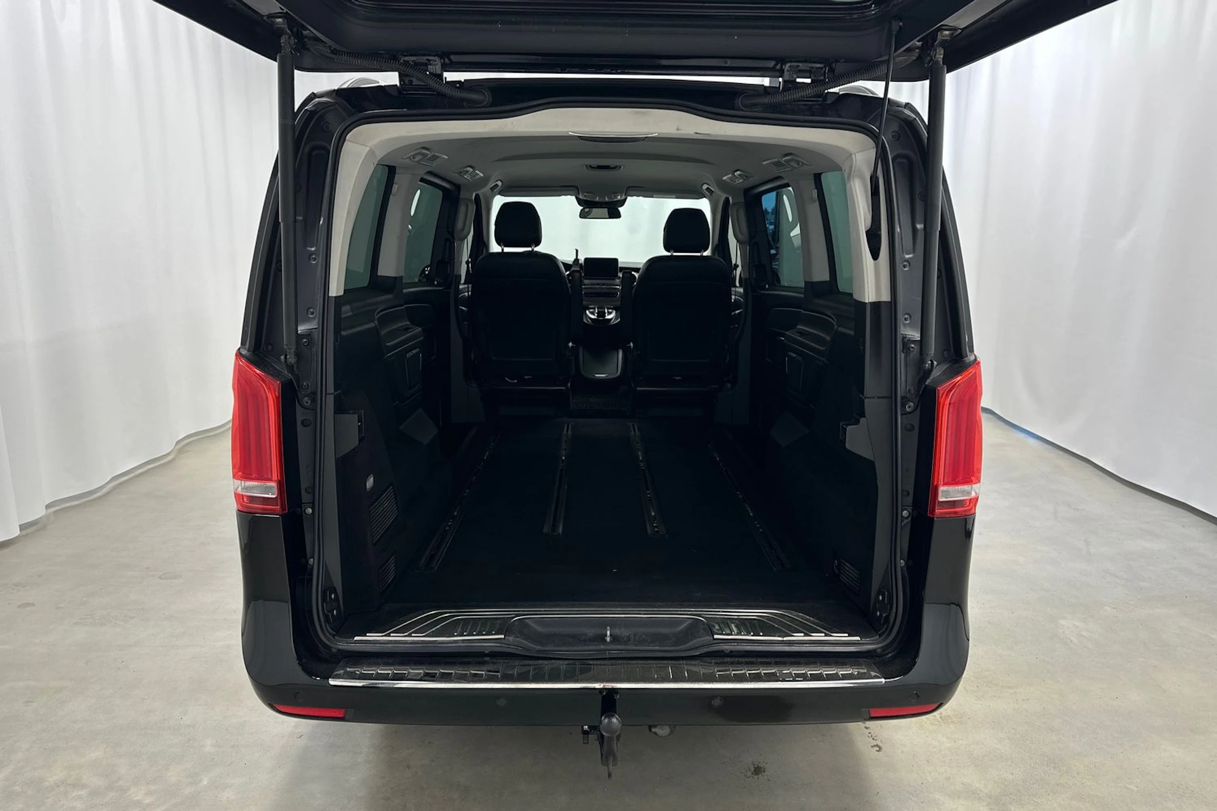 musta Mercedes-Benz V 2017 kuva 27.