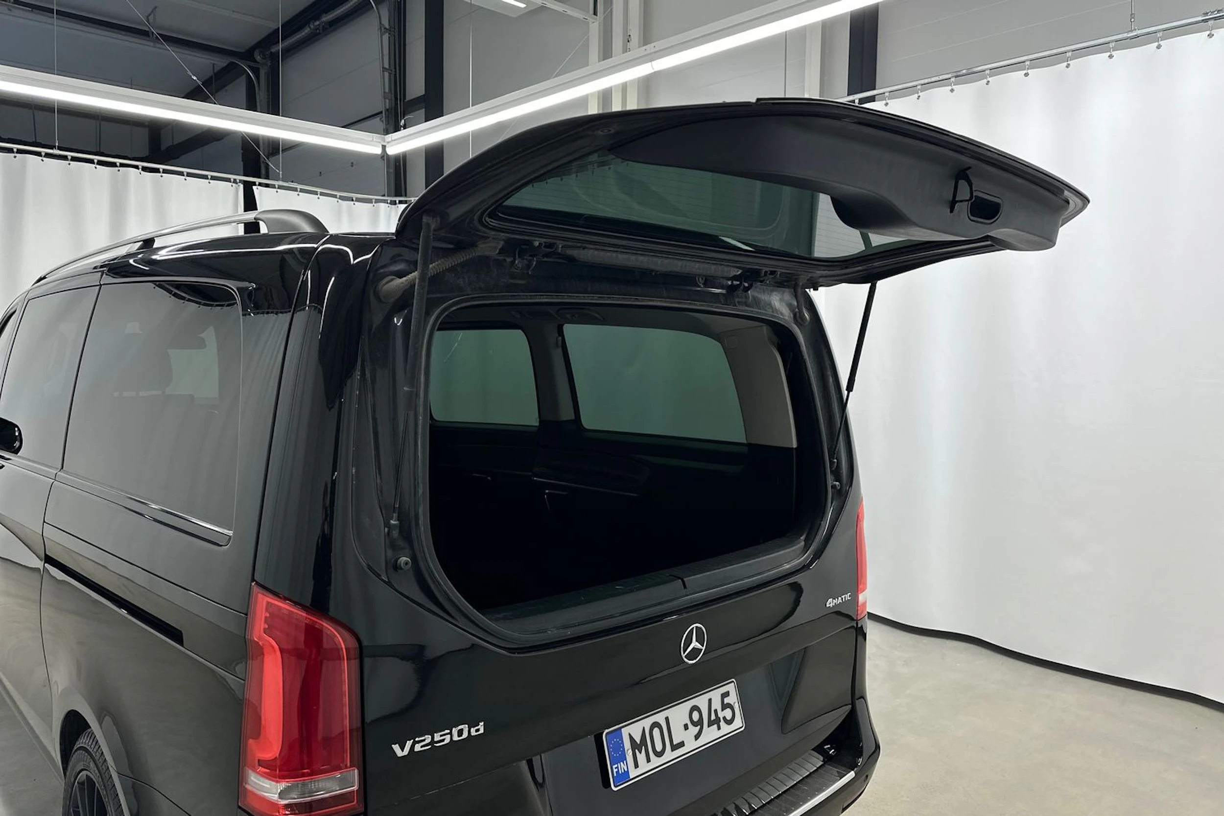 musta Mercedes-Benz V 2017 kuva 29.