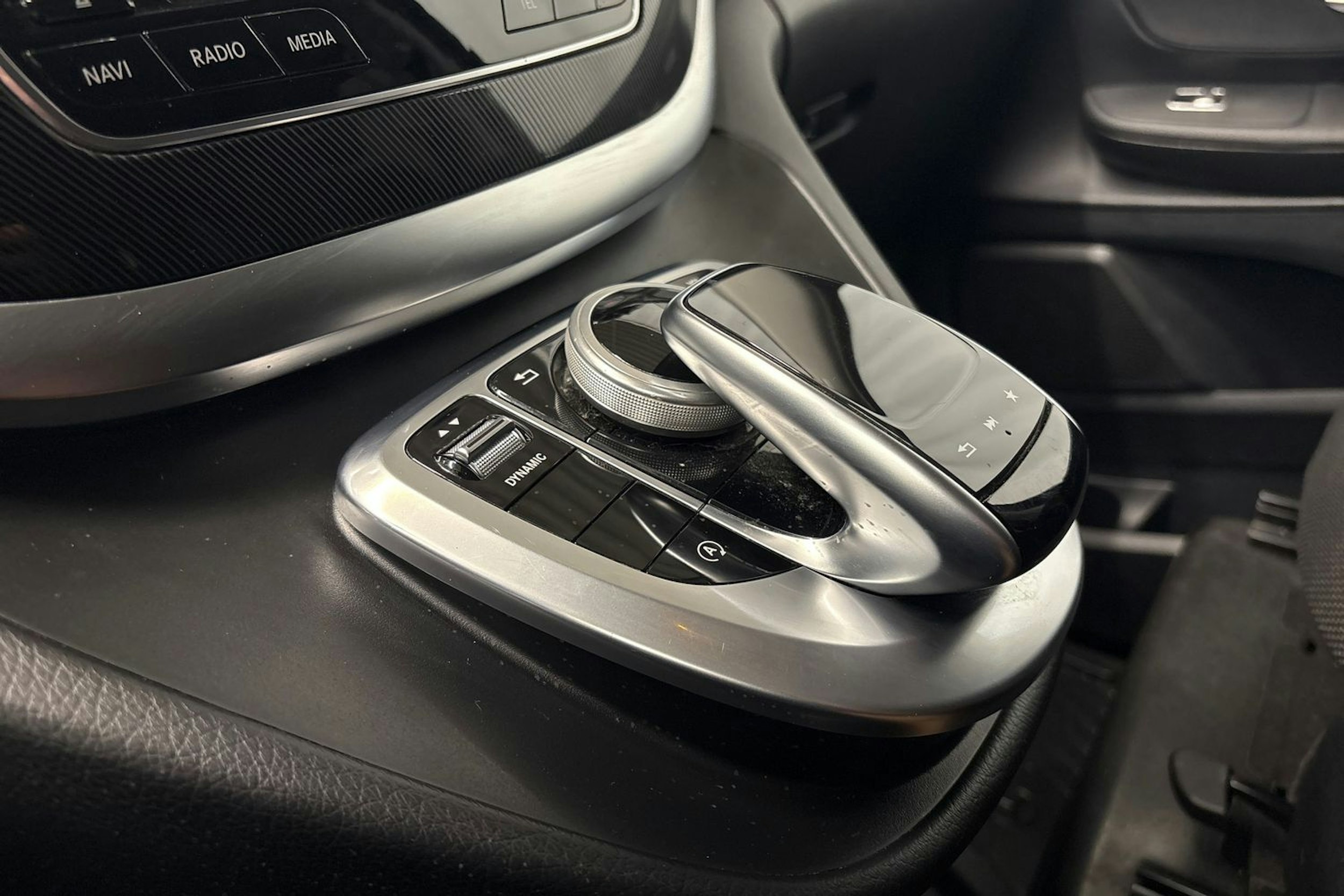 valkoinen Mercedes-Benz V 2018 kuva 25.