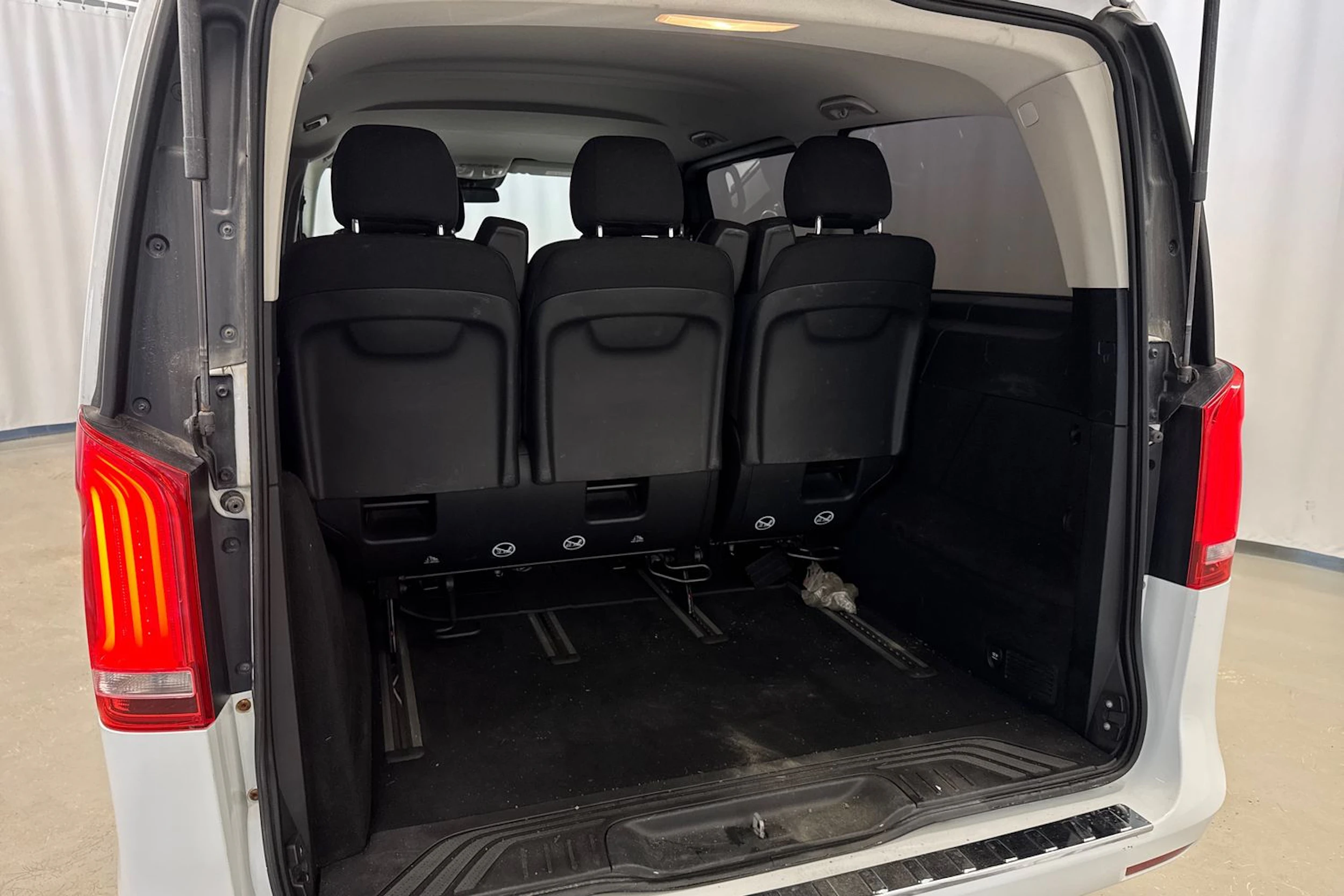 valkoinen Mercedes-Benz V 2018 kuva 28.