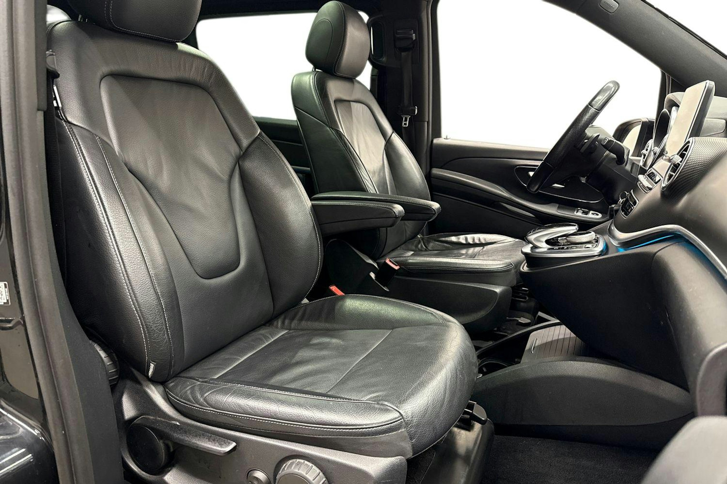 musta Mercedes-Benz V 2018 kuva 10.
