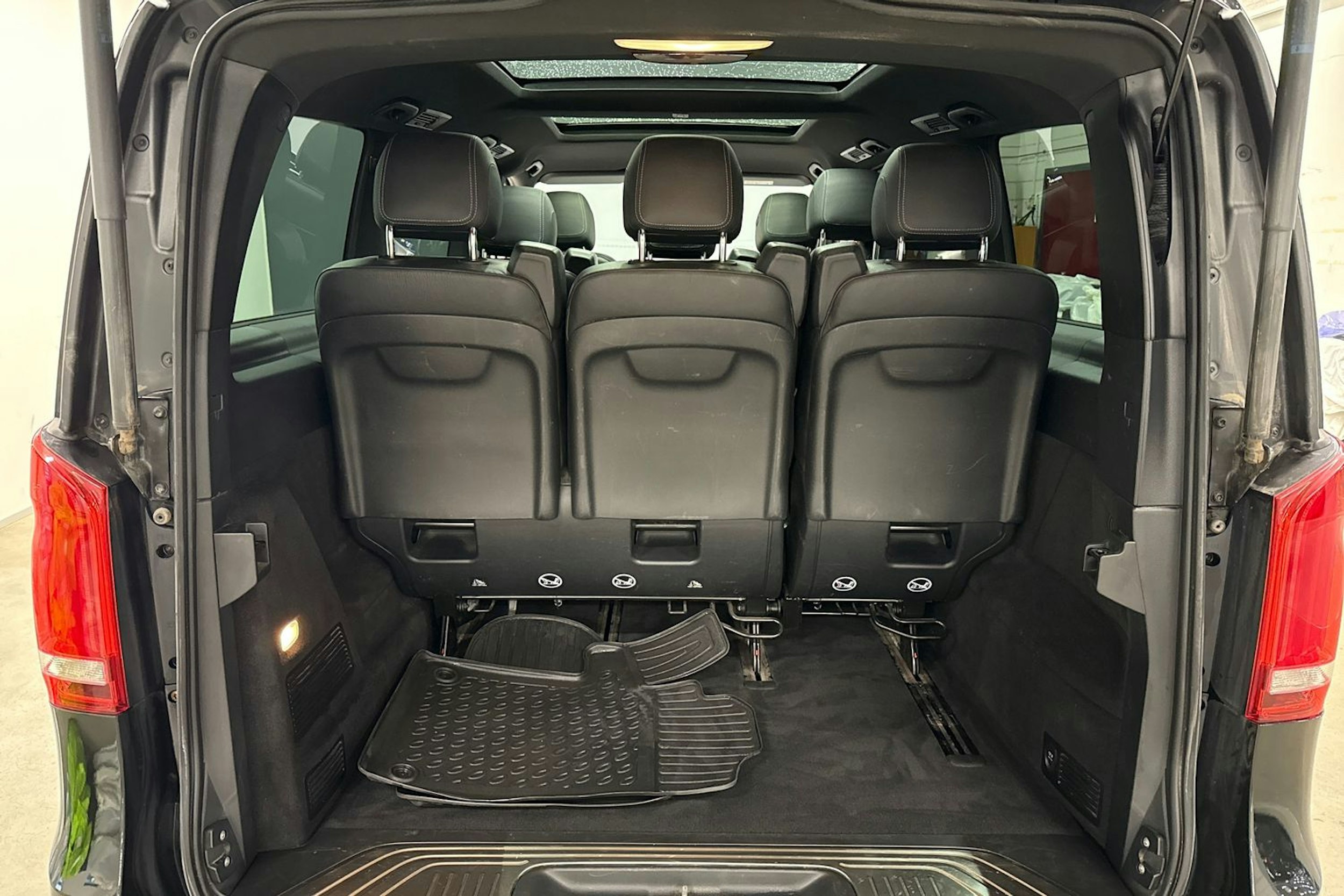 musta Mercedes-Benz V 2018 kuva 15.