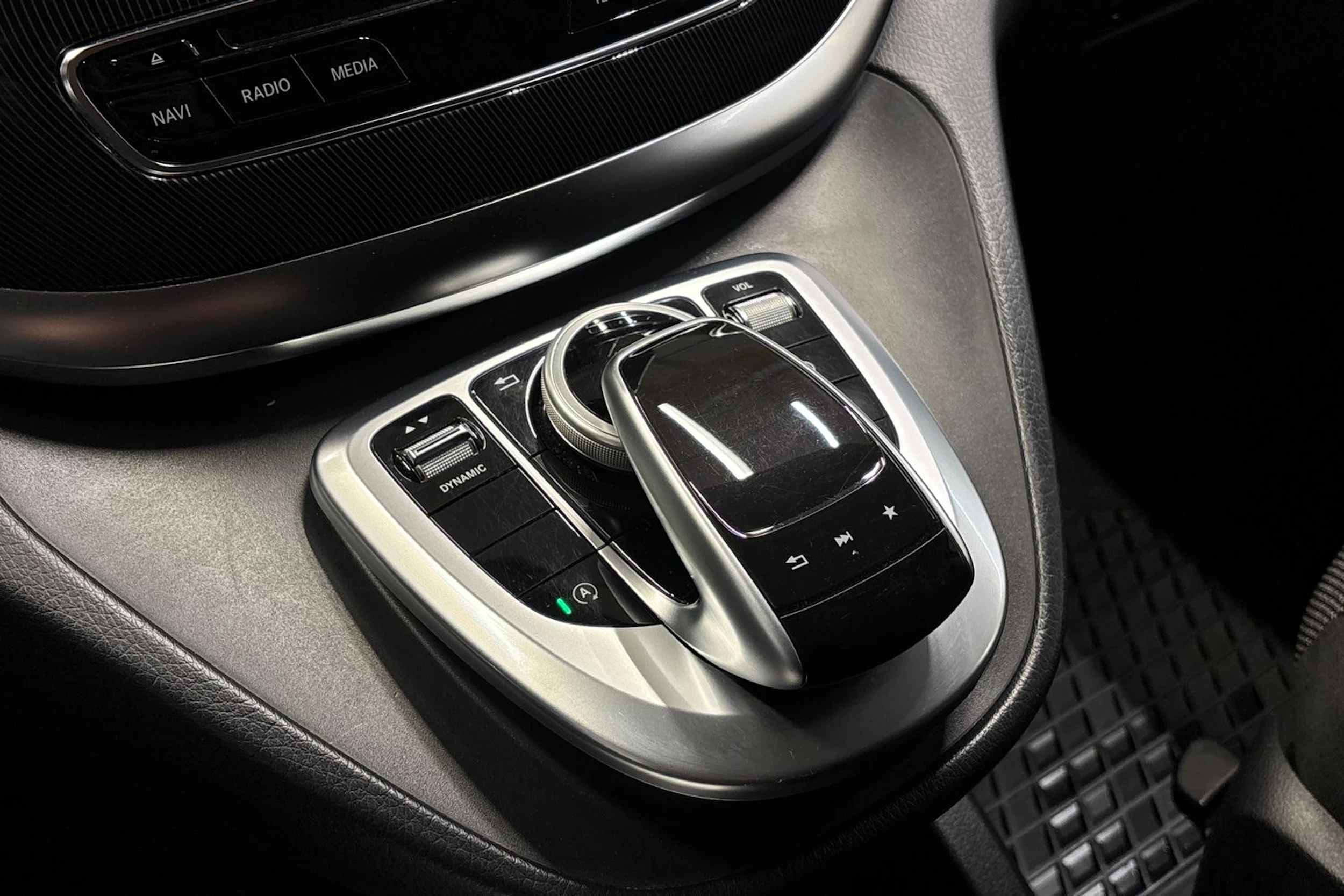 valkoinen Mercedes-Benz V 2018 kuva 27.