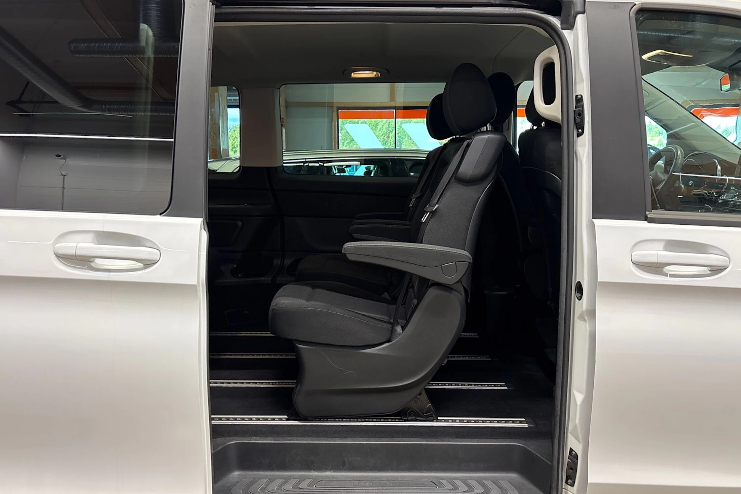 valkoinen Mercedes-Benz V 2018 kuva 28.