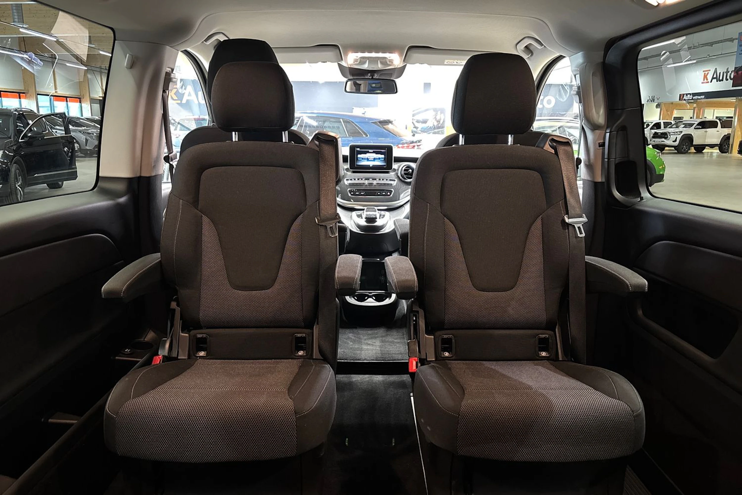 valkoinen Mercedes-Benz V 2018 kuva 29.