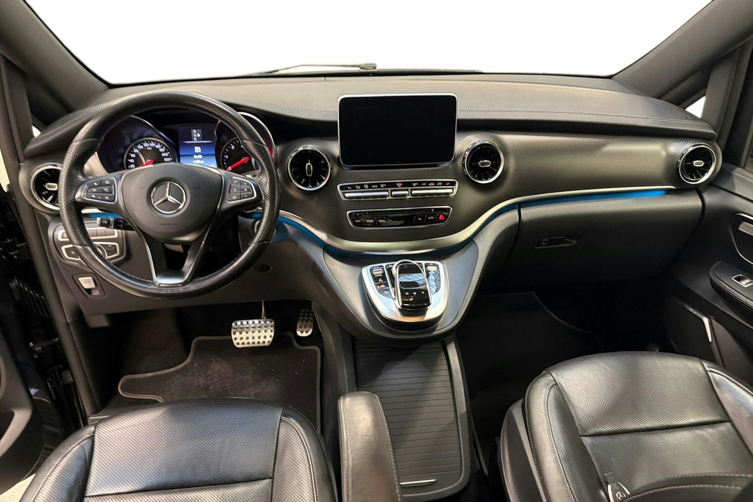 harmaa Mercedes-Benz V 2019 kuva 9.