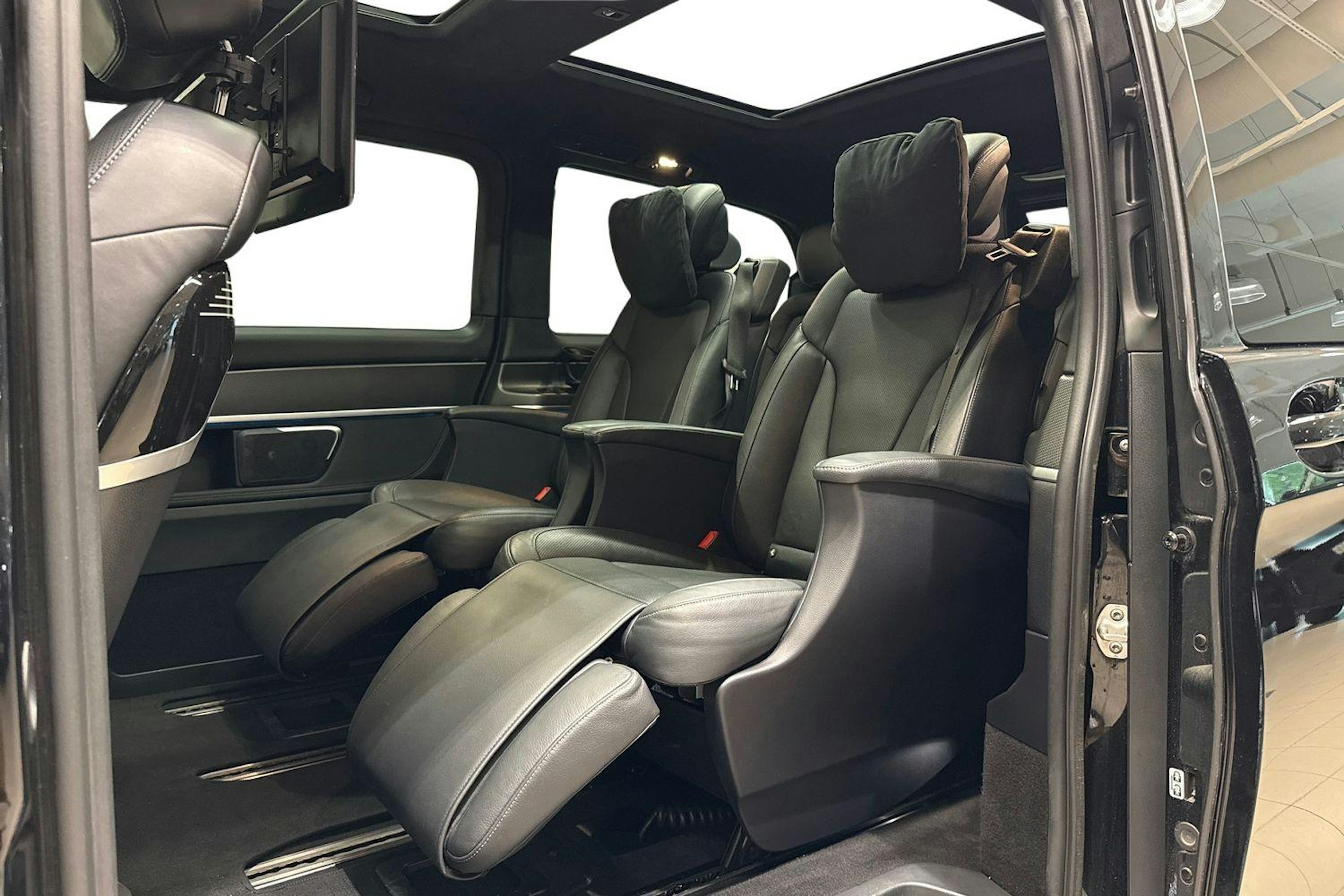 musta Mercedes-Benz V 2020 kuva 8.