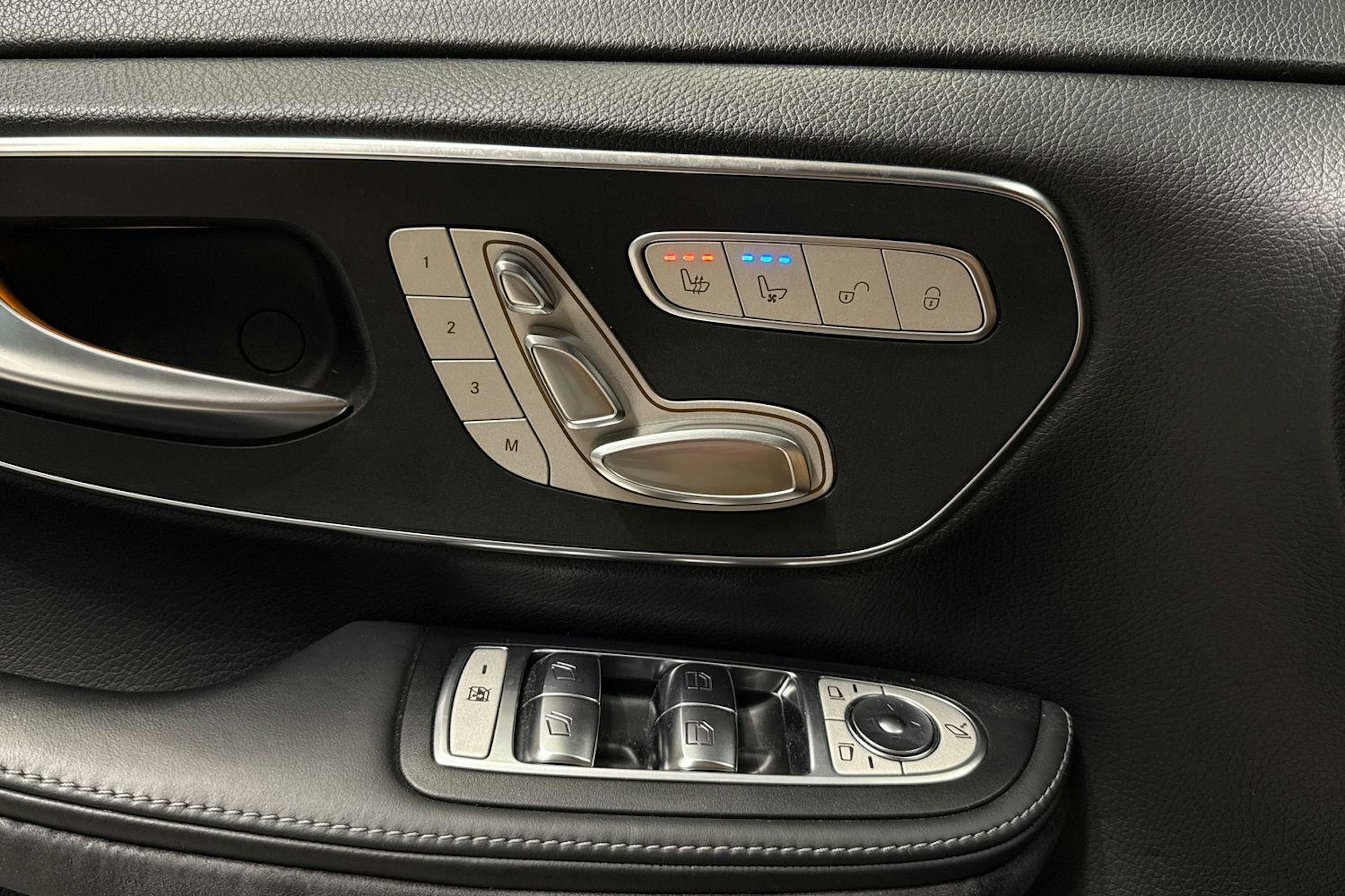 musta Mercedes-Benz V 2020 kuva 27.