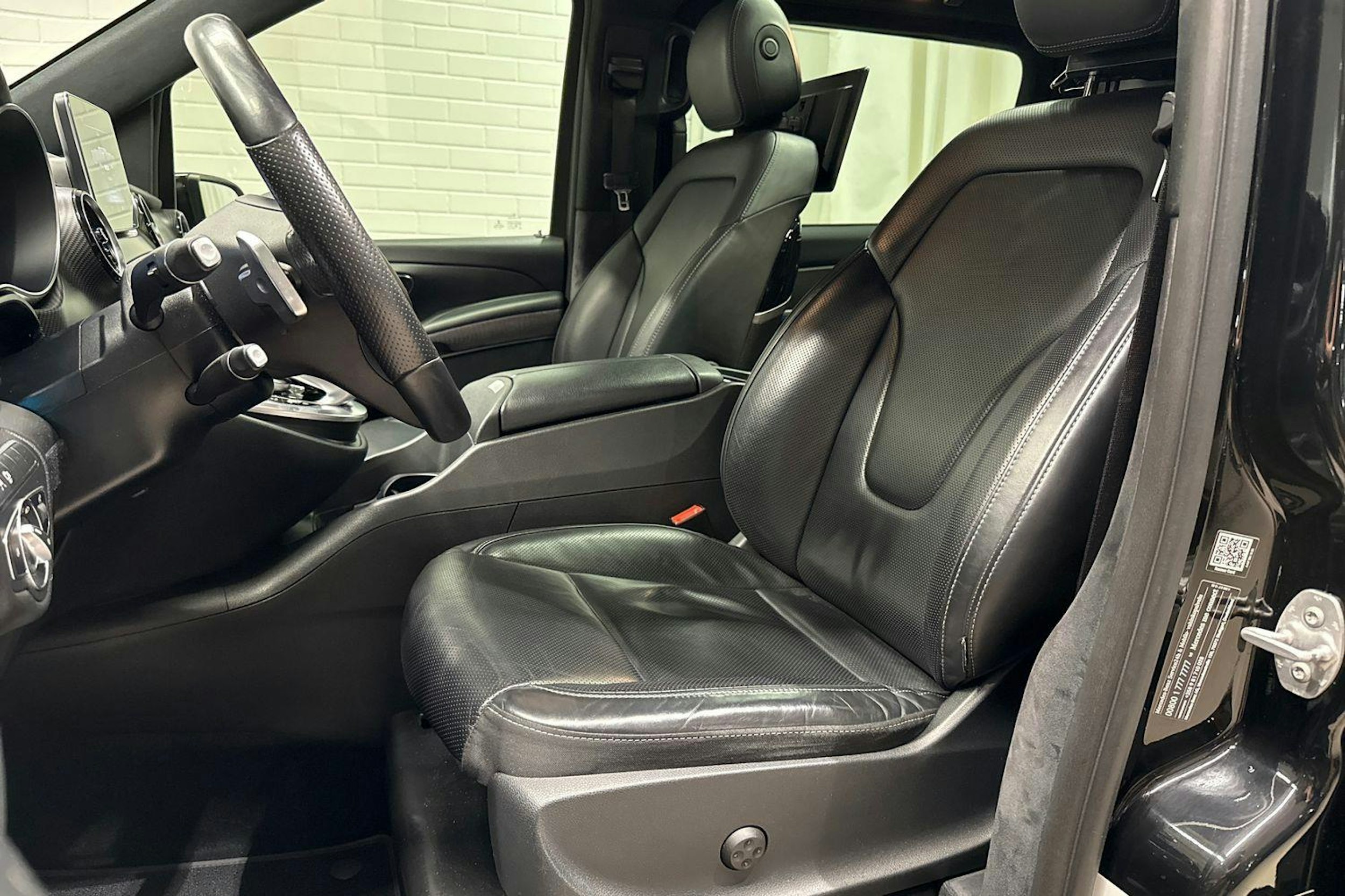 musta Mercedes-Benz V 2020 kuva 28.