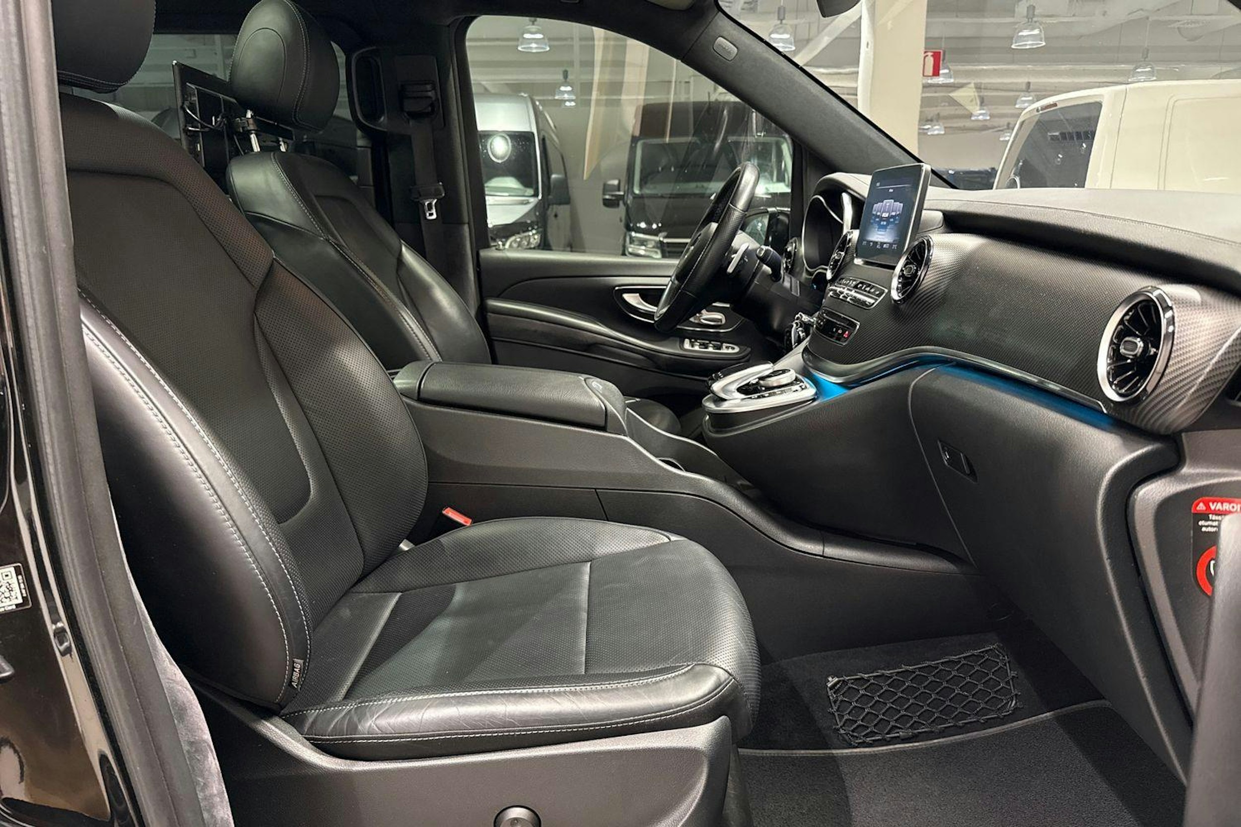 musta Mercedes-Benz V 2020 kuva 29.
