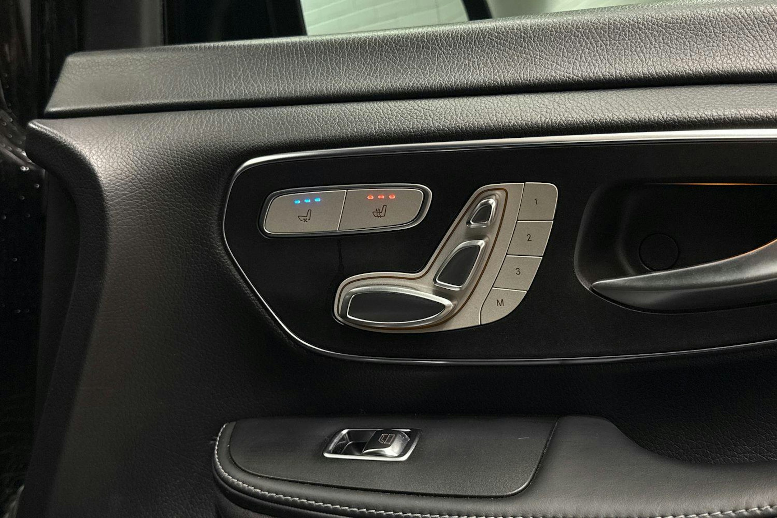 musta Mercedes-Benz V 2020 kuva 30.