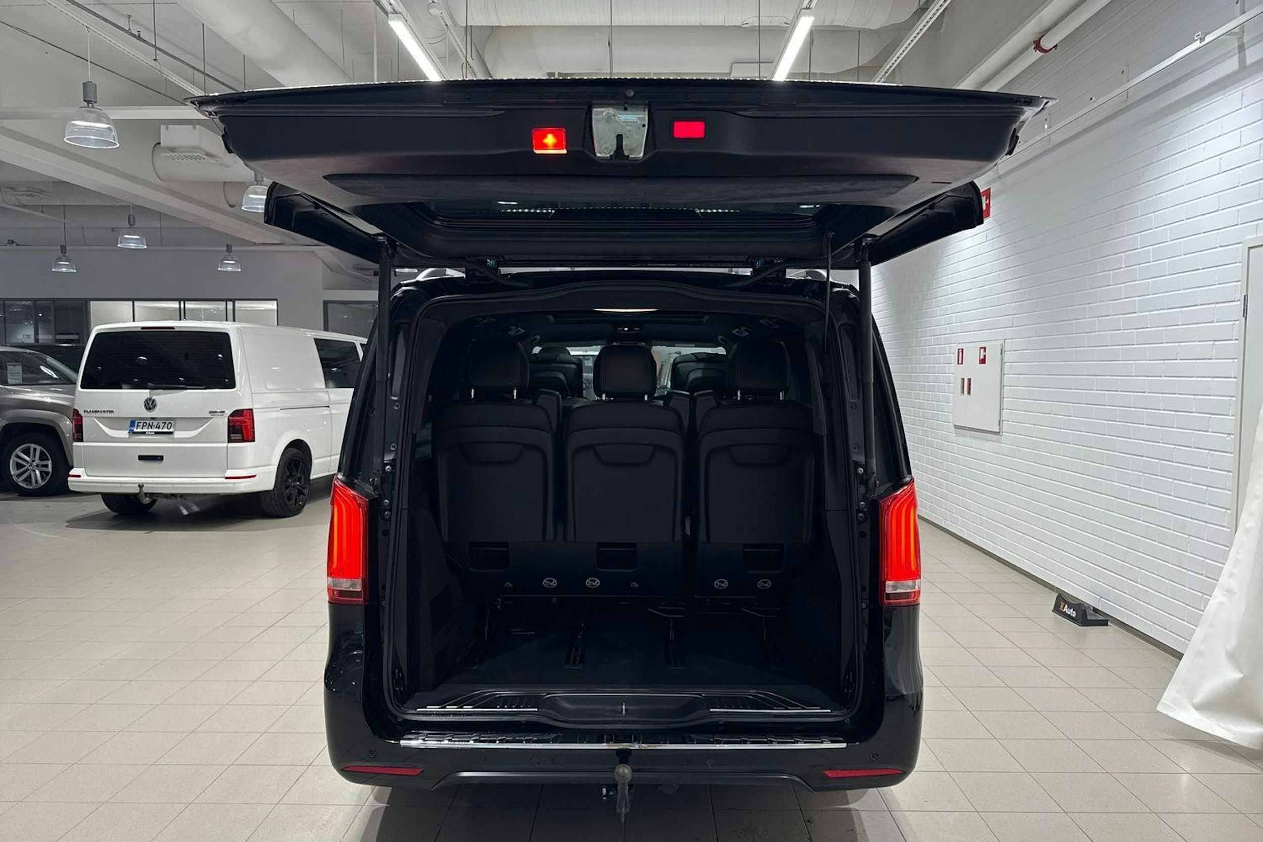musta Mercedes-Benz V 2020 kuva 32.