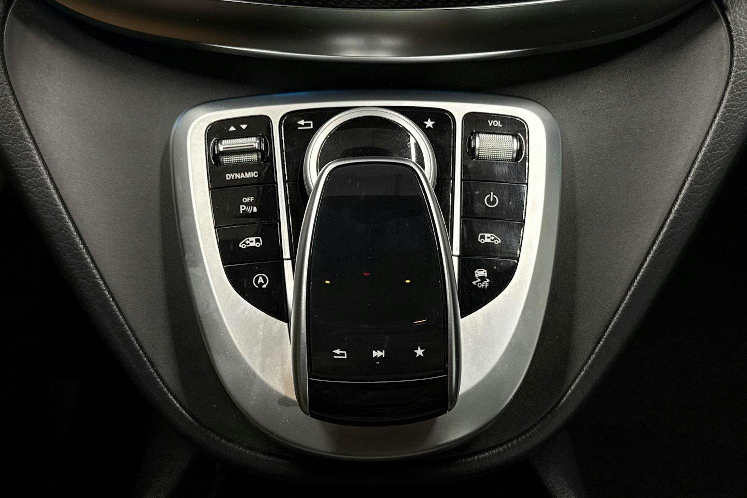 musta Mercedes-Benz V 2020 kuva 34.
