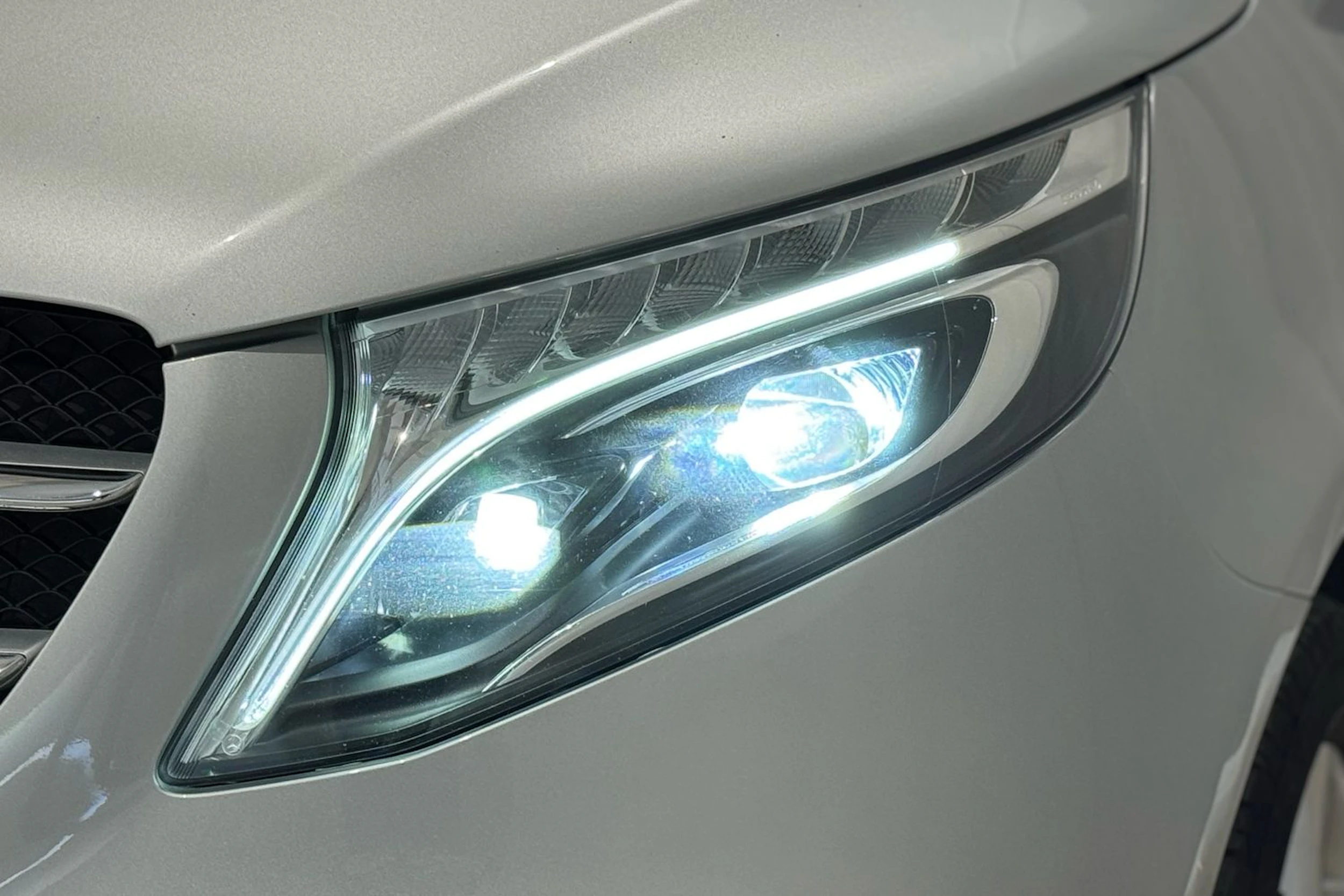 harmaa Mercedes-Benz V 2020 kuva 16.