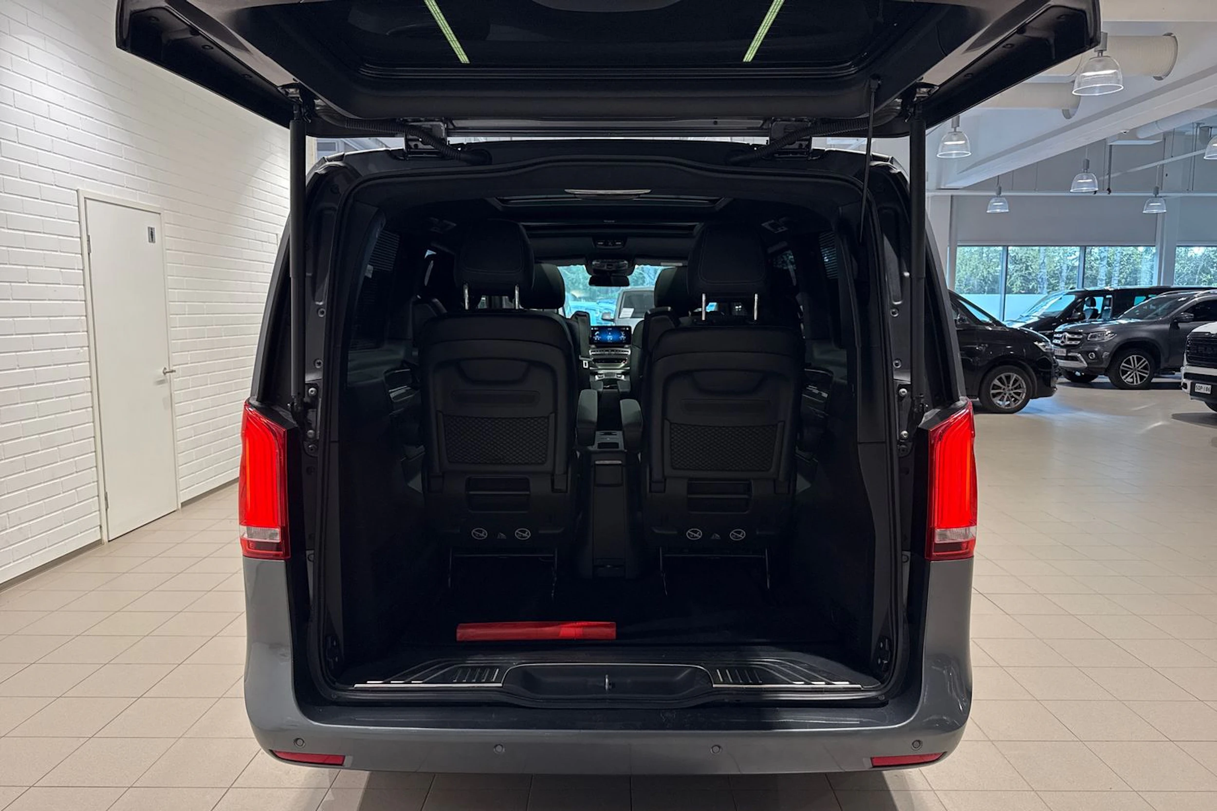 Harmaa Mercedes-Benz V 2021 kuva 15.