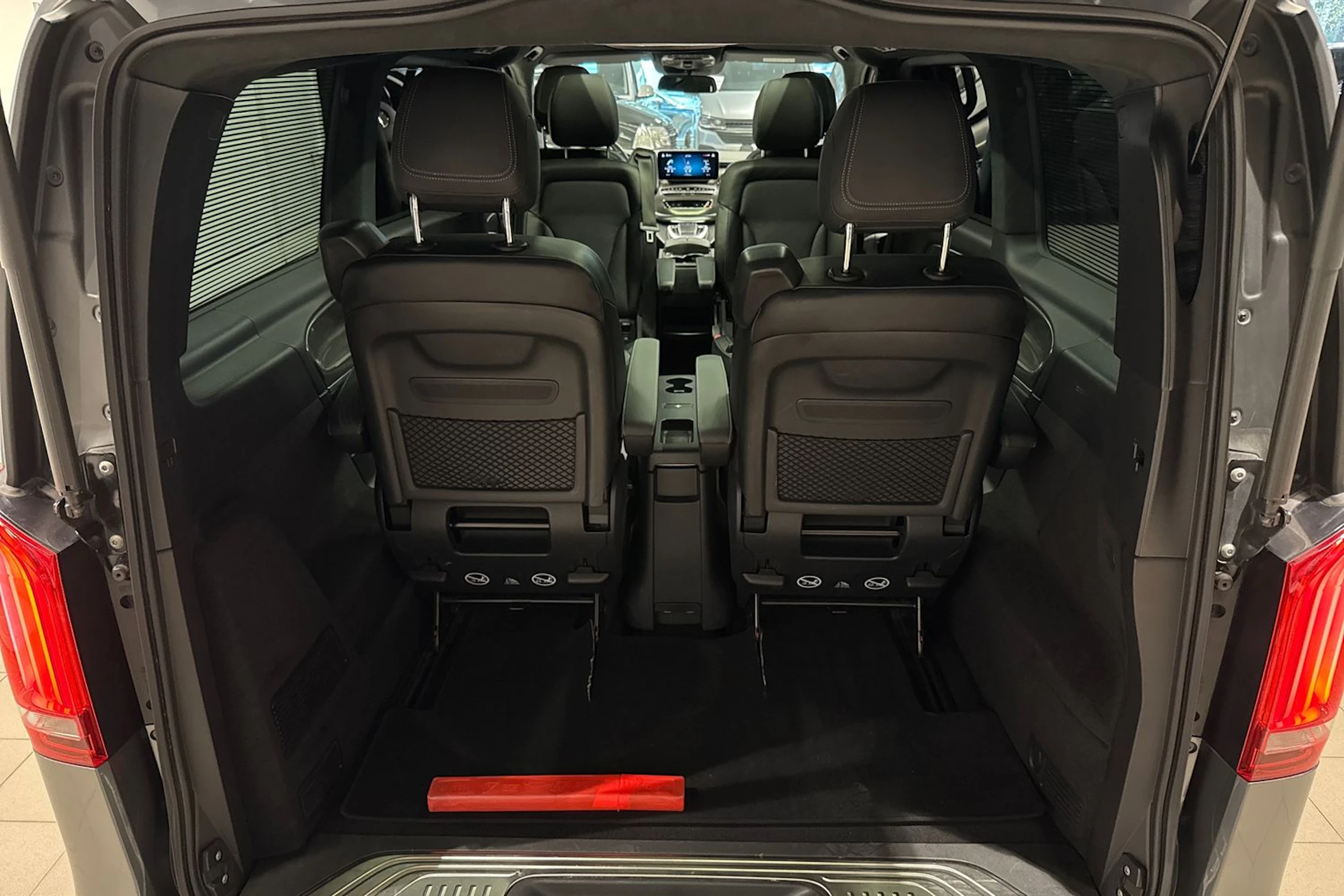 Harmaa Mercedes-Benz V 2021 kuva 16.