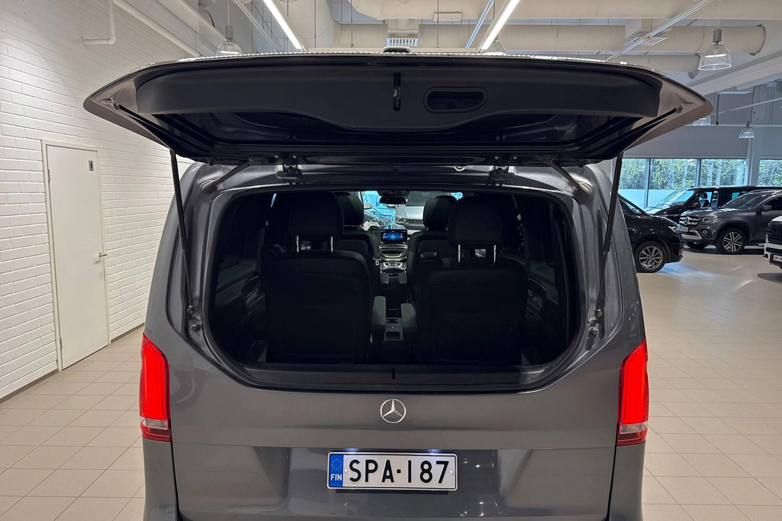Harmaa Mercedes-Benz V 2021 kuva 17.
