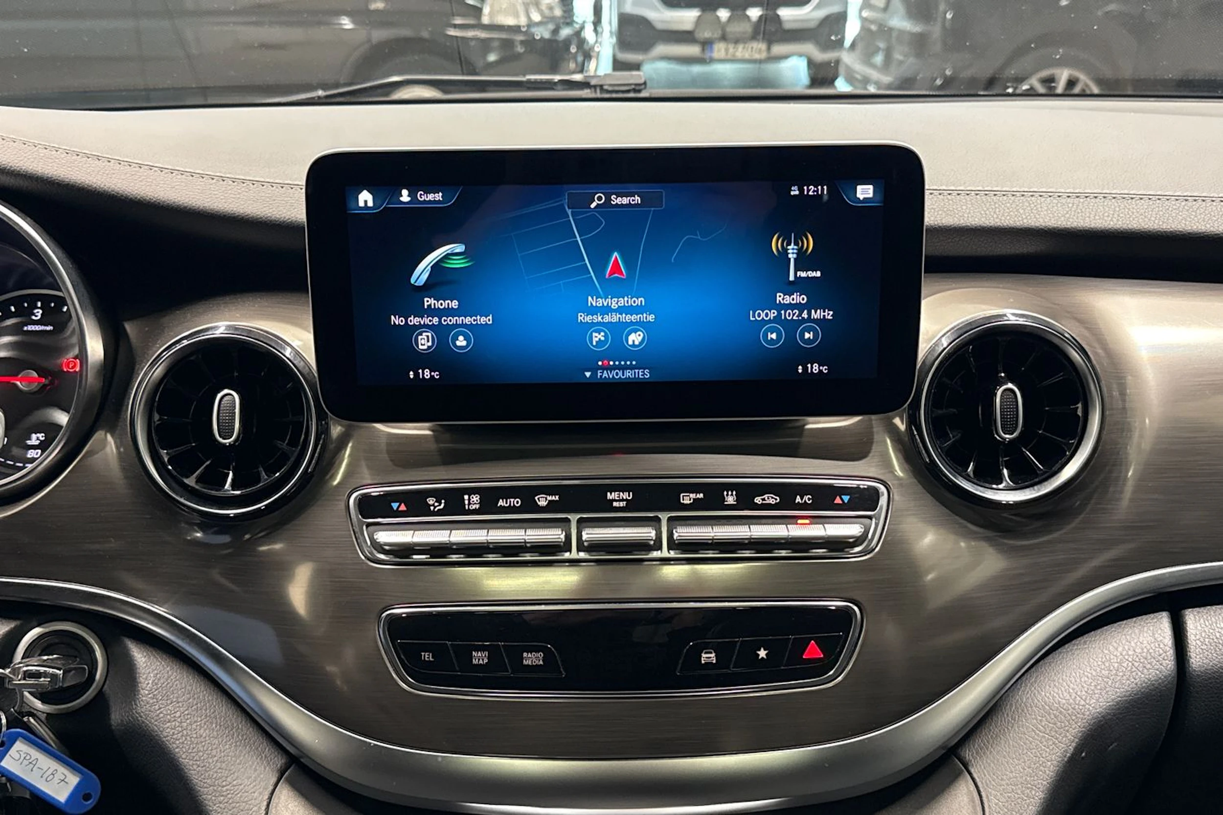 Harmaa Mercedes-Benz V 2021 kuva 18.