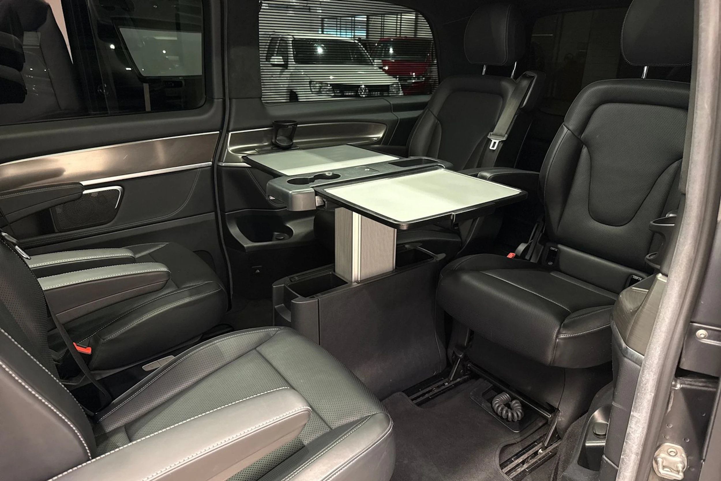 Harmaa Mercedes-Benz V 2021 kuva 28.
