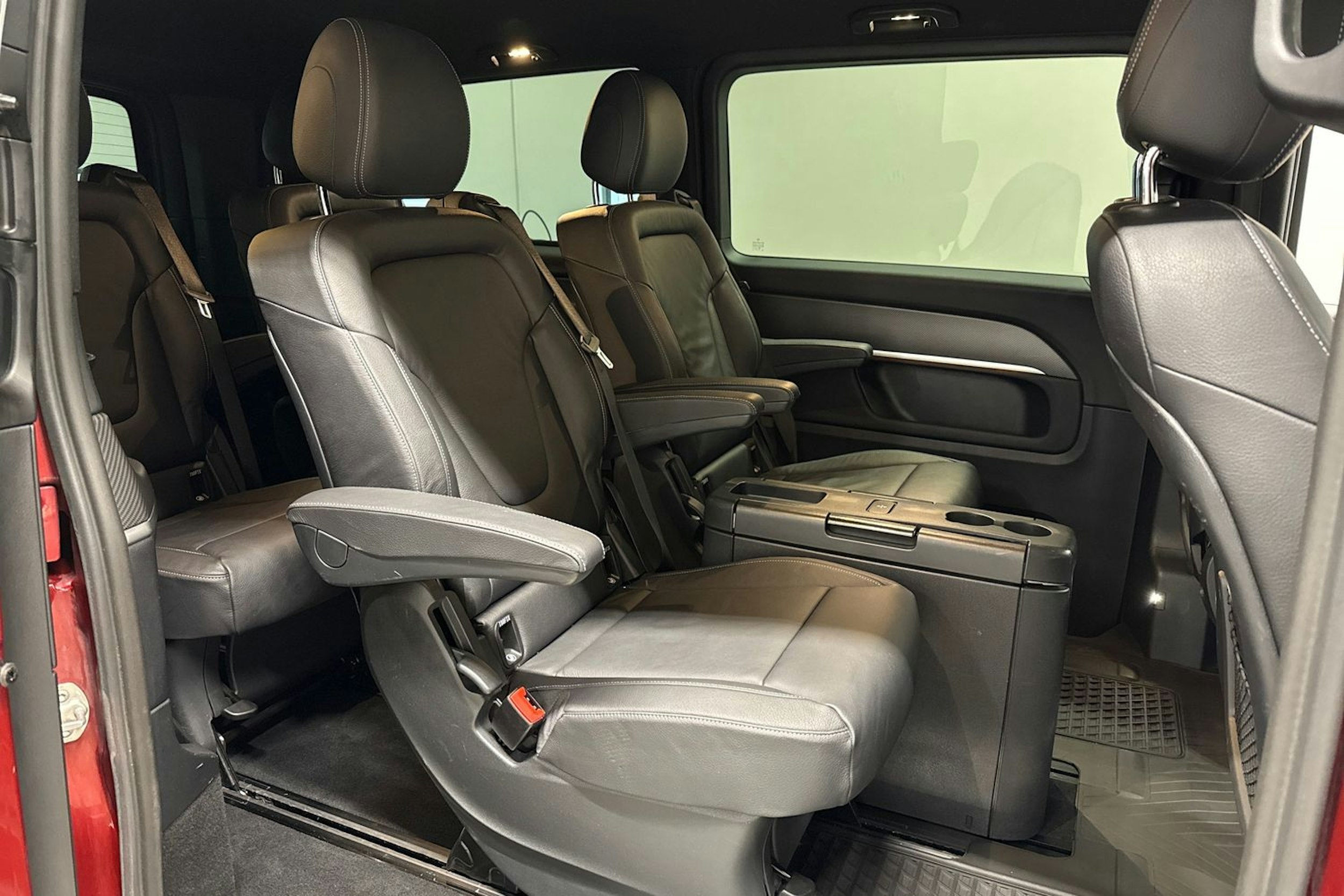 met. punainen Mercedes-Benz V 2021 kuva 12.