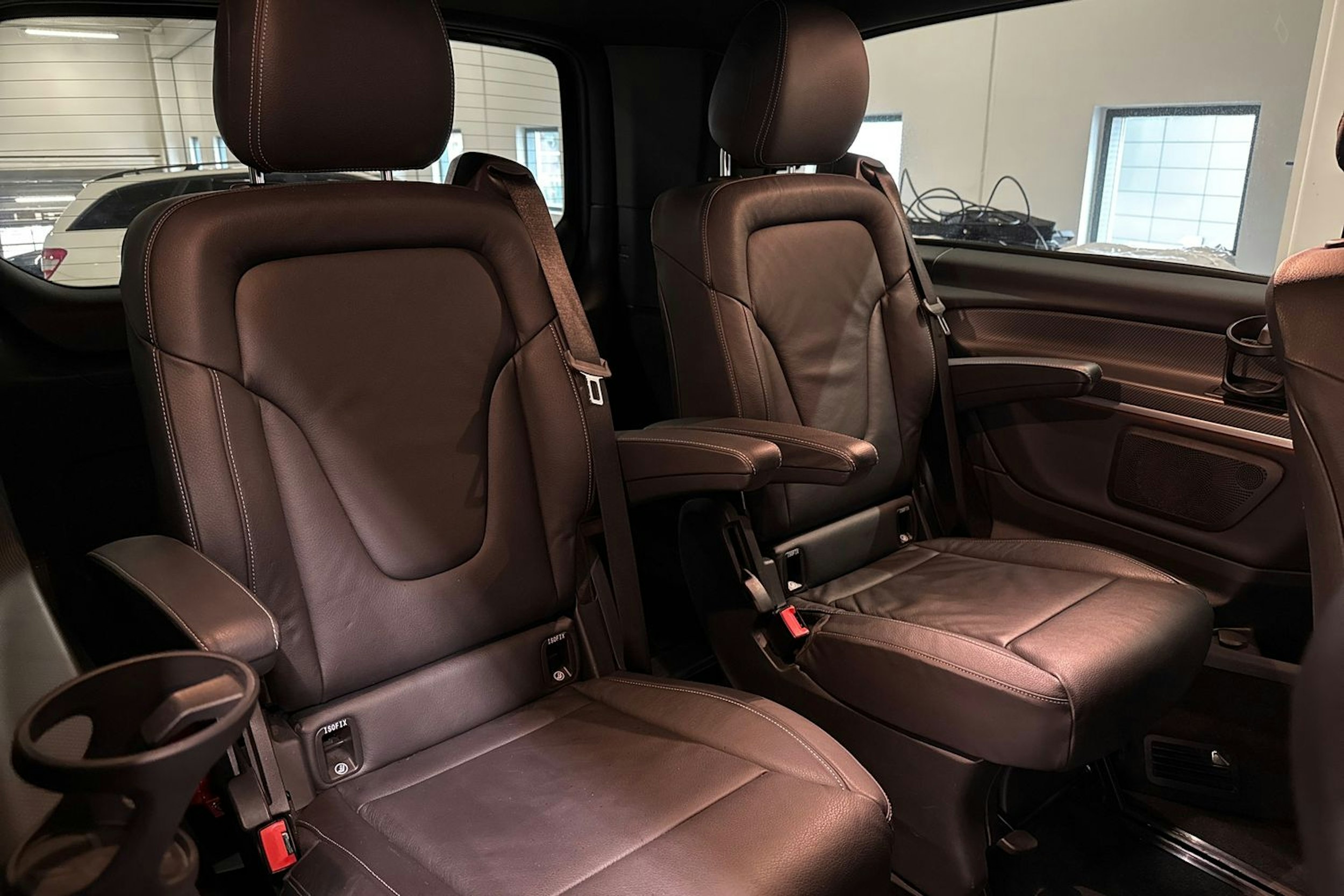 met. punainen Mercedes-Benz V 2021 kuva 13.