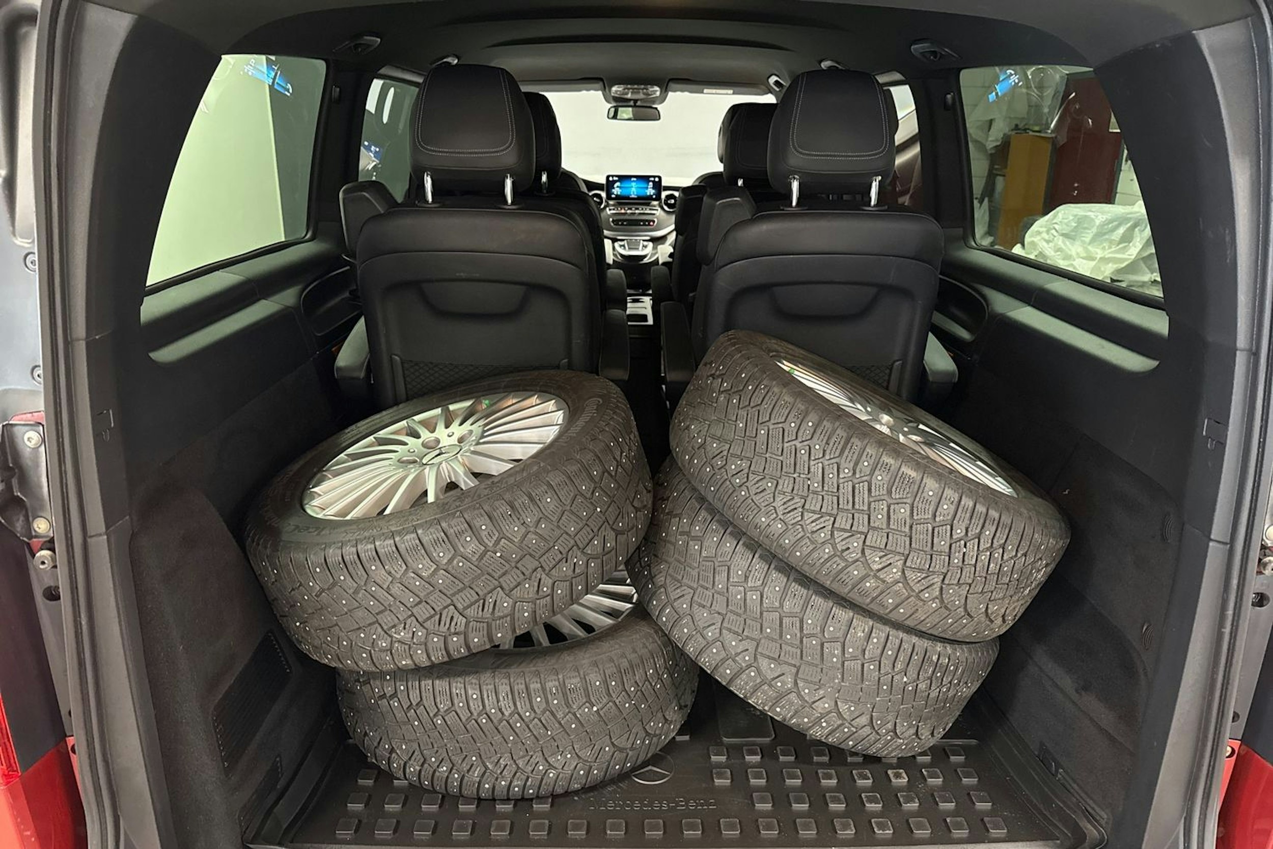 met. punainen Mercedes-Benz V 2021 kuva 14.