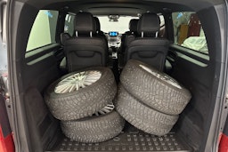 met. punainen Mercedes-Benz V 2021 kuva 14.
