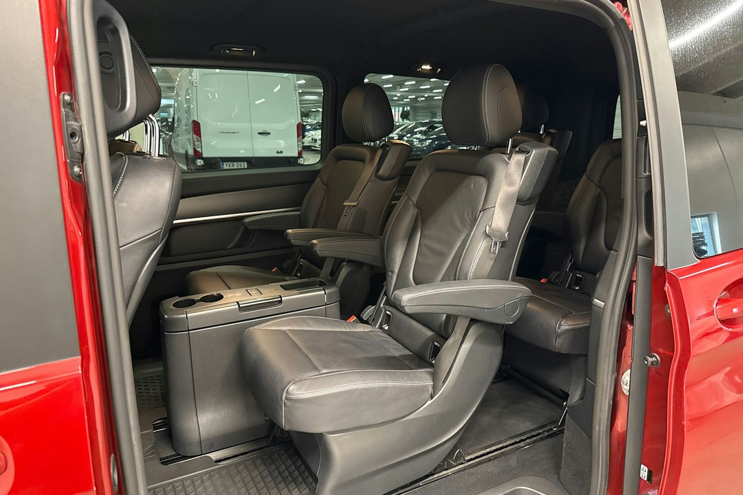 met. punainen Mercedes-Benz V 2021 kuva 15.