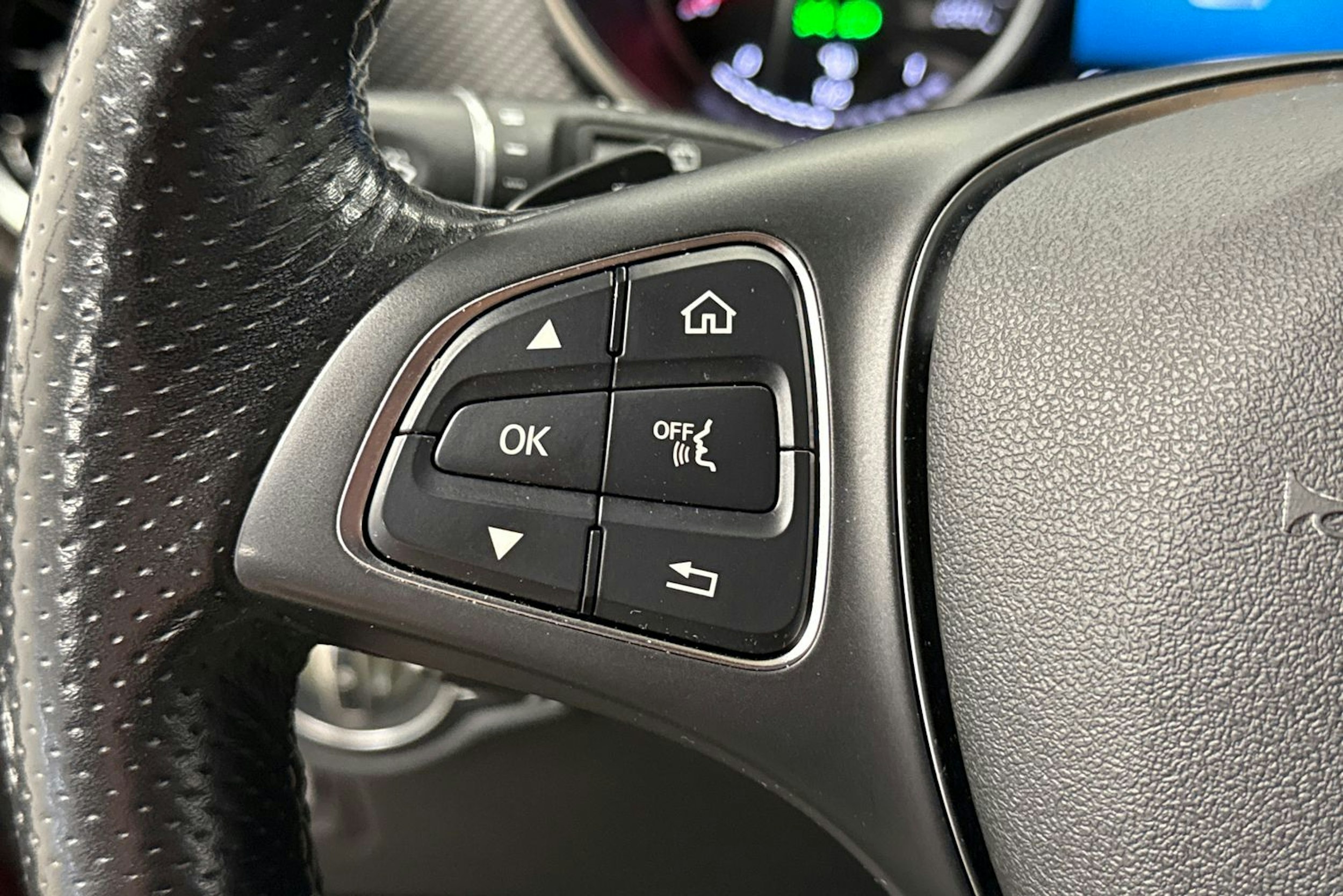 met. punainen Mercedes-Benz V 2021 kuva 16.