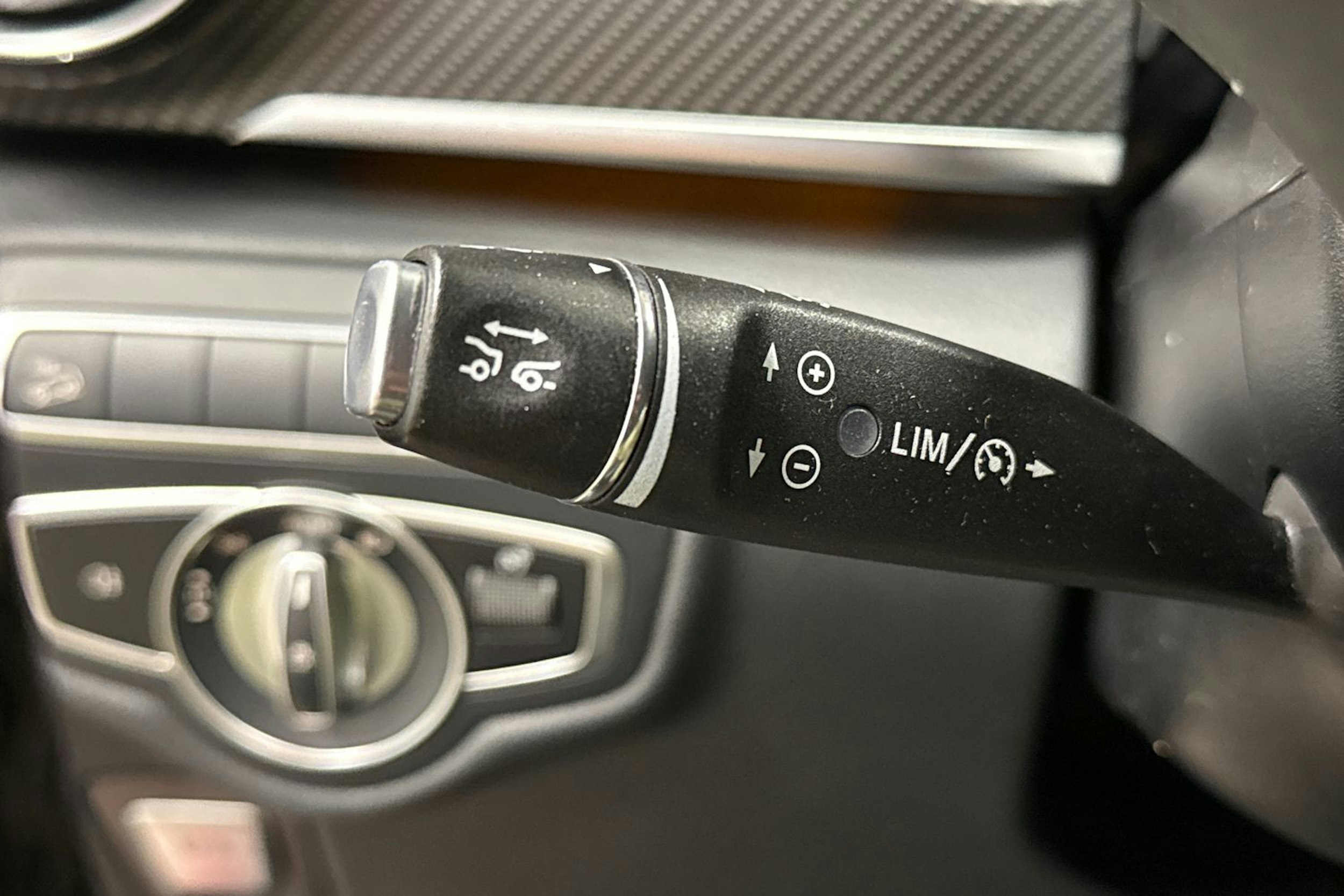 met. punainen Mercedes-Benz V 2021 kuva 18.