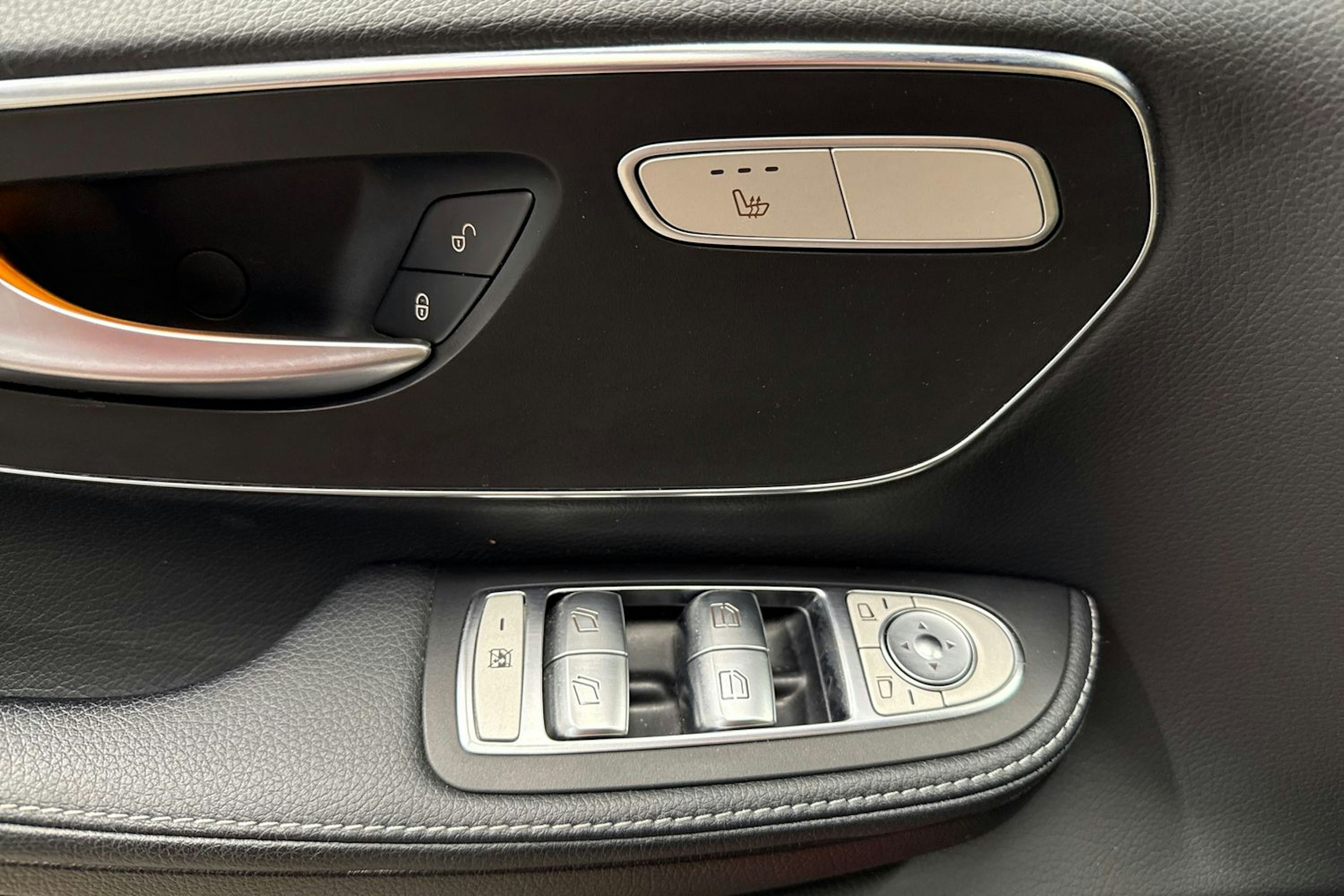 met. punainen Mercedes-Benz V 2021 kuva 19.