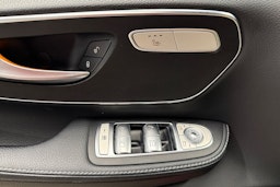 met. punainen Mercedes-Benz V 2021 kuva 19.