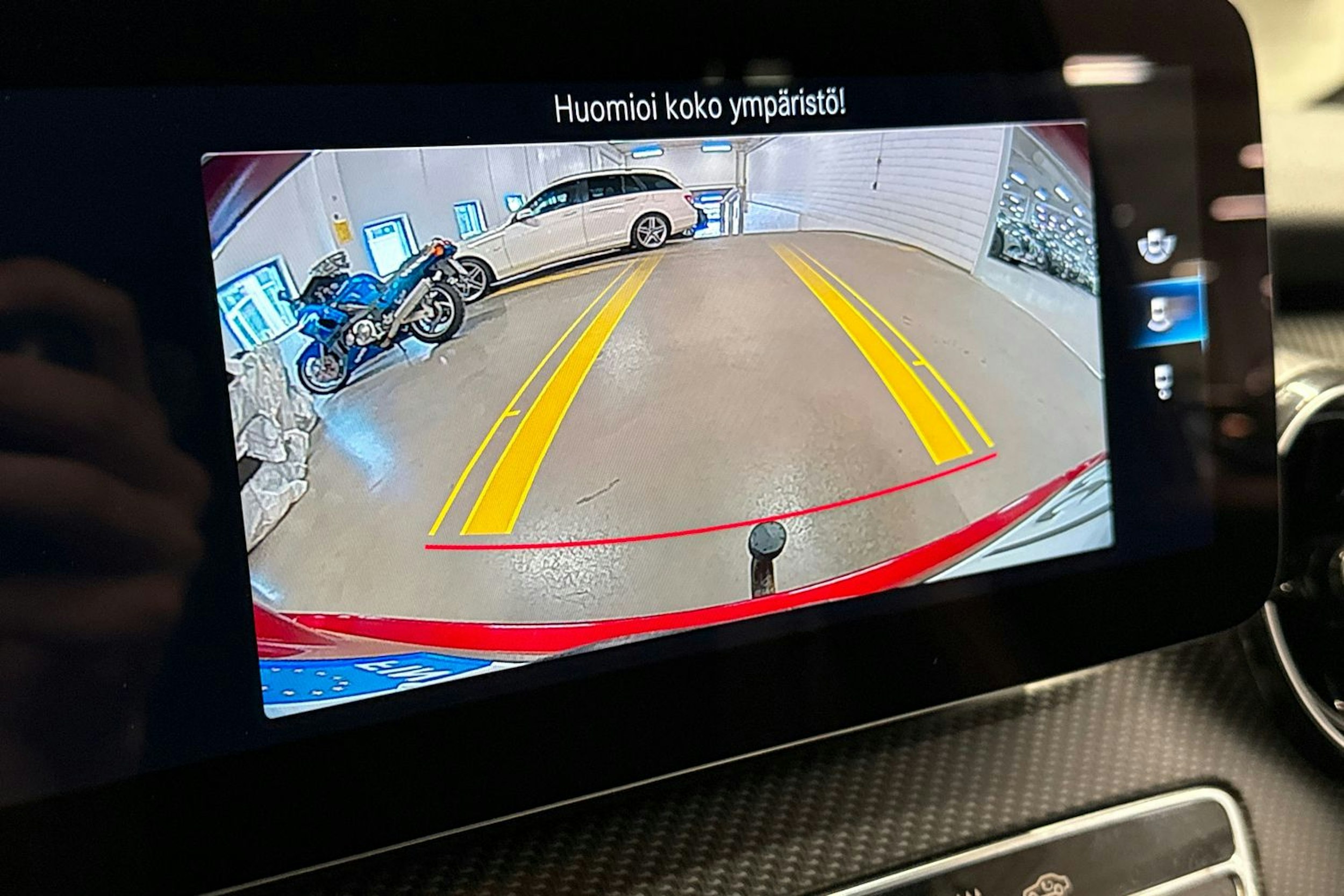 met. punainen Mercedes-Benz V 2021 kuva 23.