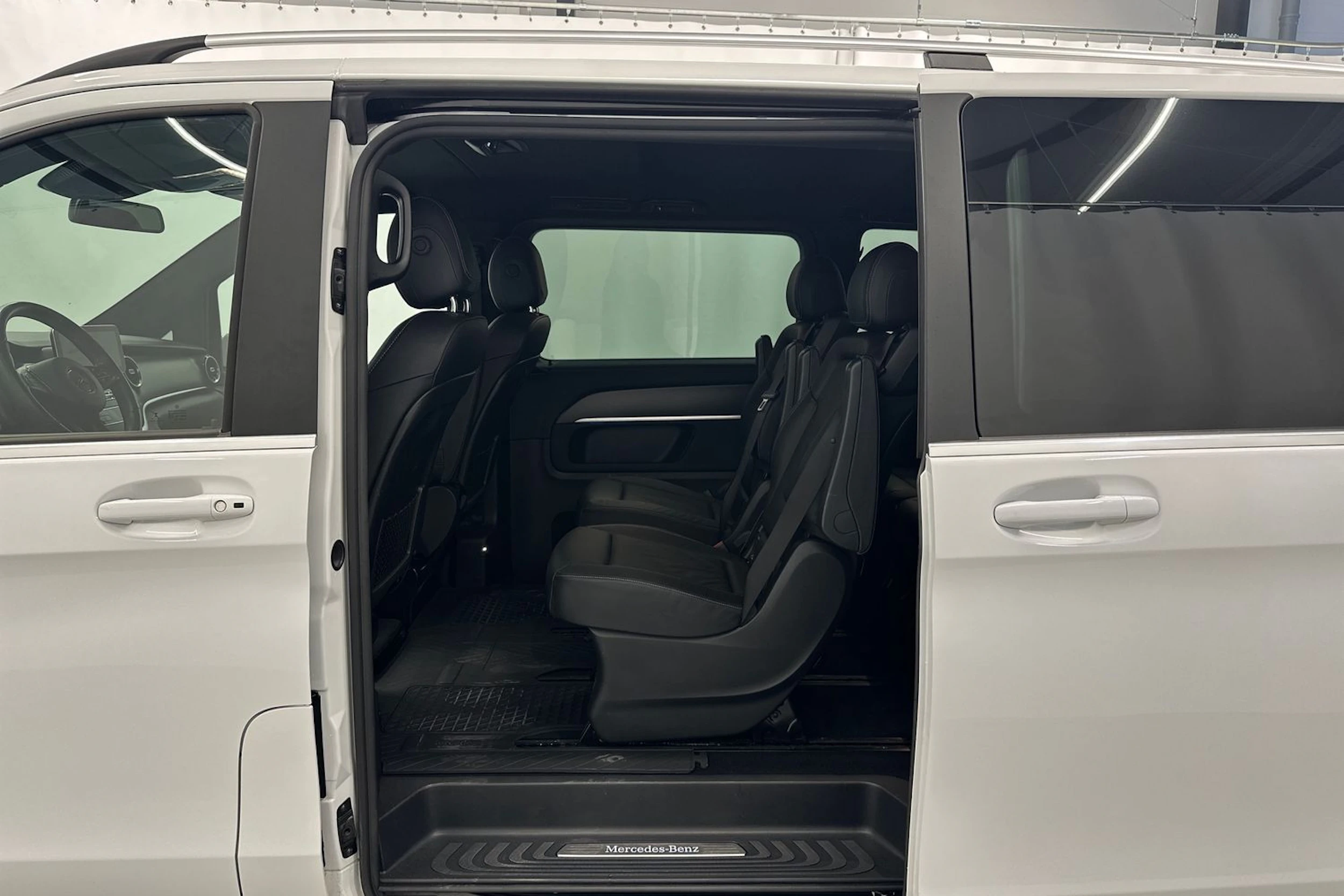 valkoinen Mercedes-Benz V 2021 kuva 26.