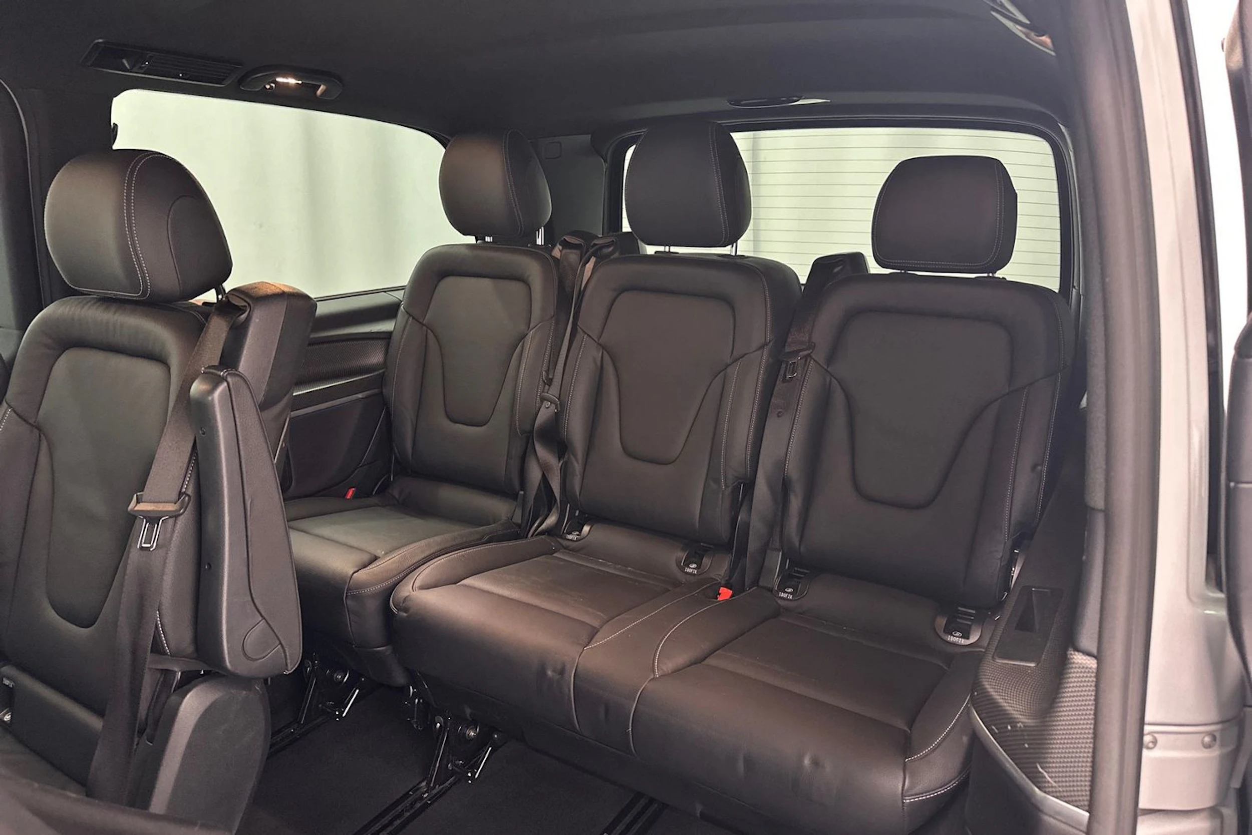 valkoinen Mercedes-Benz V 2021 kuva 28.