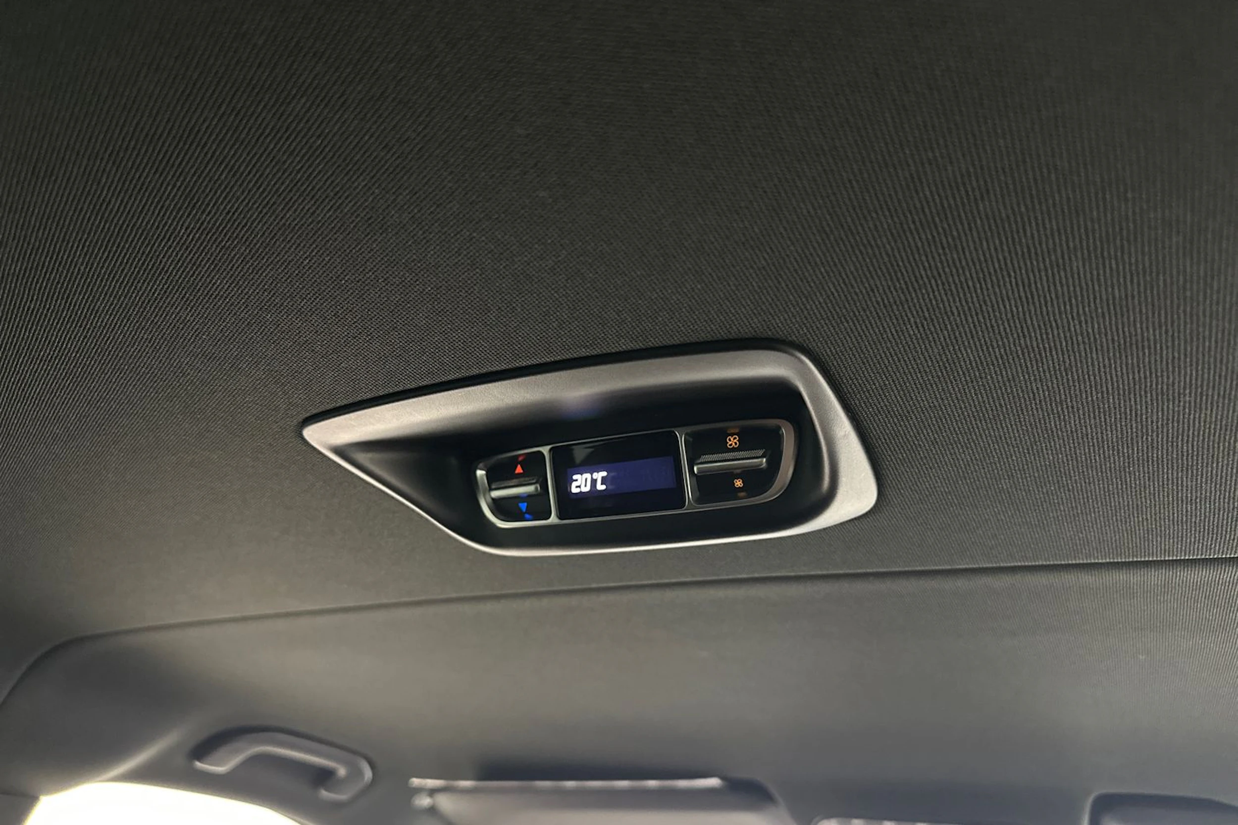 valkoinen Mercedes-Benz V 2021 kuva 31.