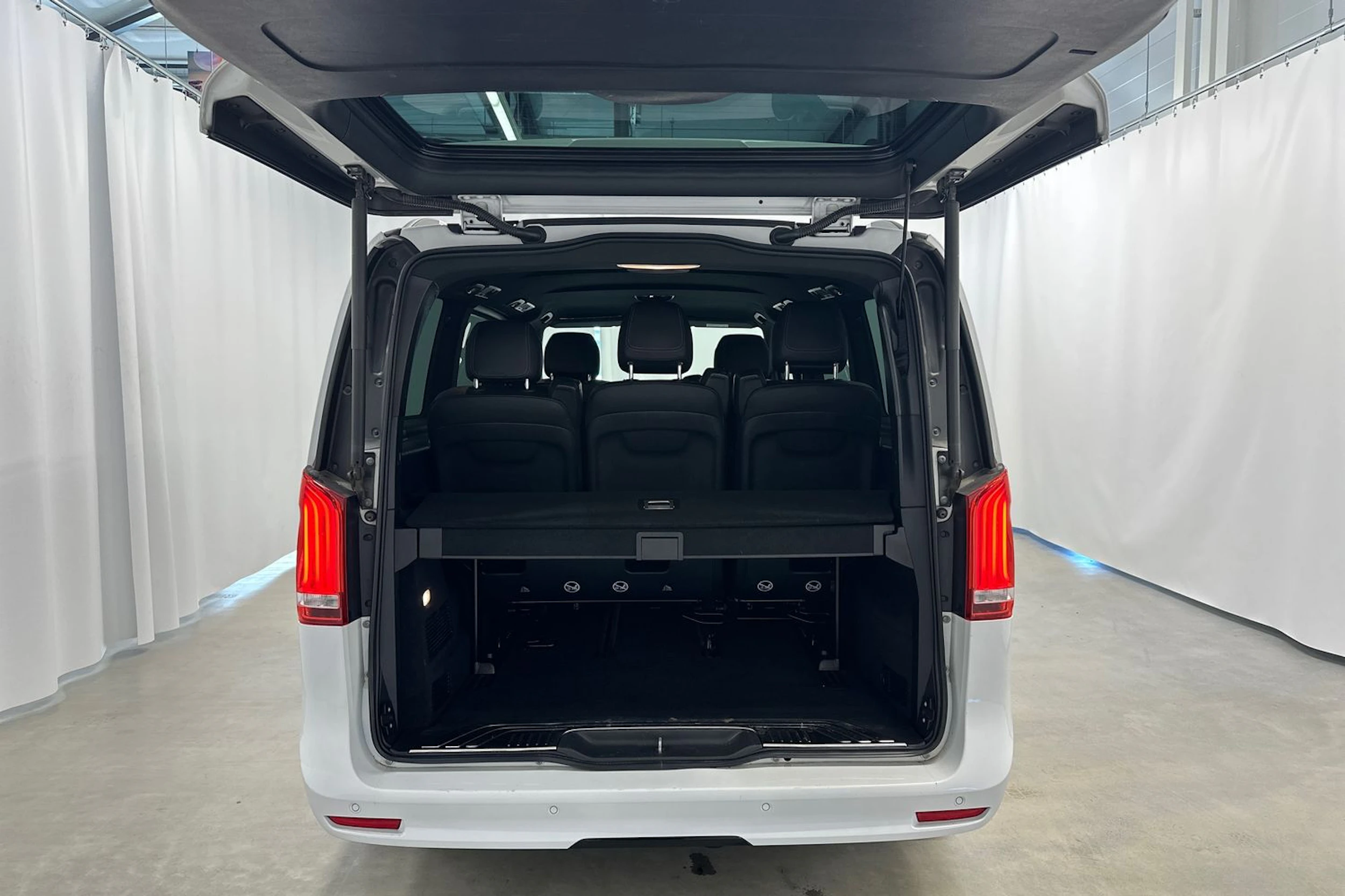 valkoinen Mercedes-Benz V 2021 kuva 32.