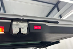 valkoinen Mercedes-Benz V 2021 kuva 33.