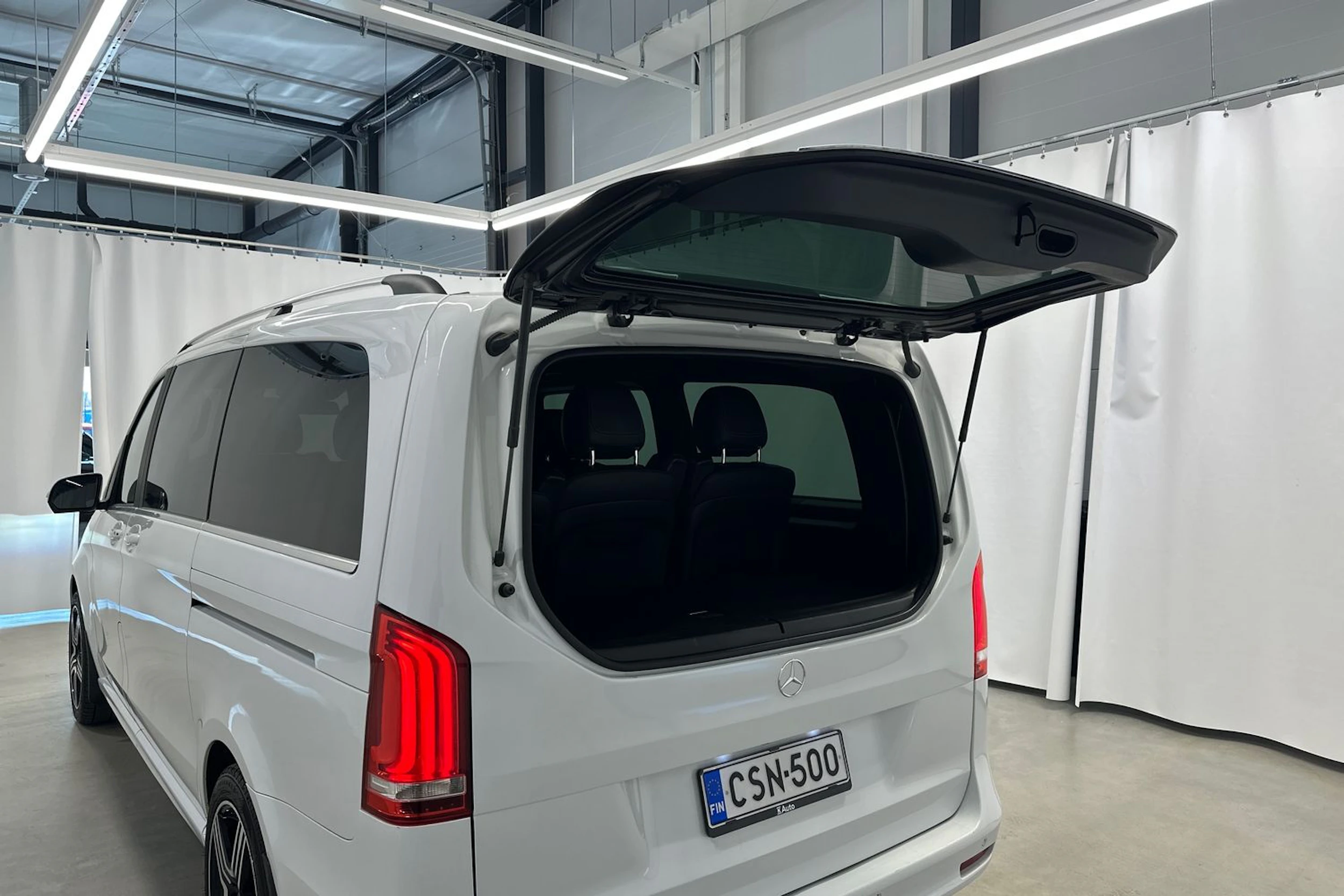 valkoinen Mercedes-Benz V 2021 kuva 34.