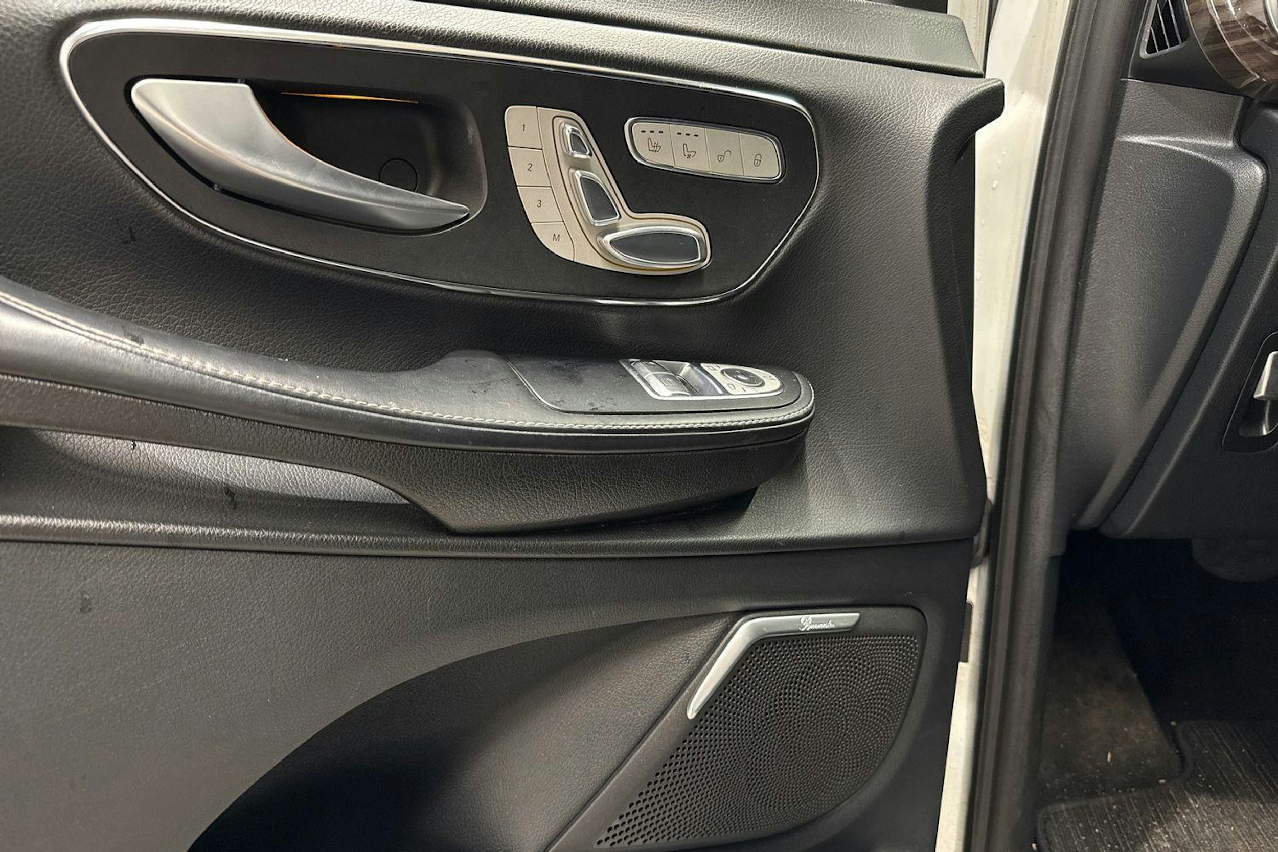 Valkoinen Mercedes-Benz V-Klasse 2016 kuva 5.