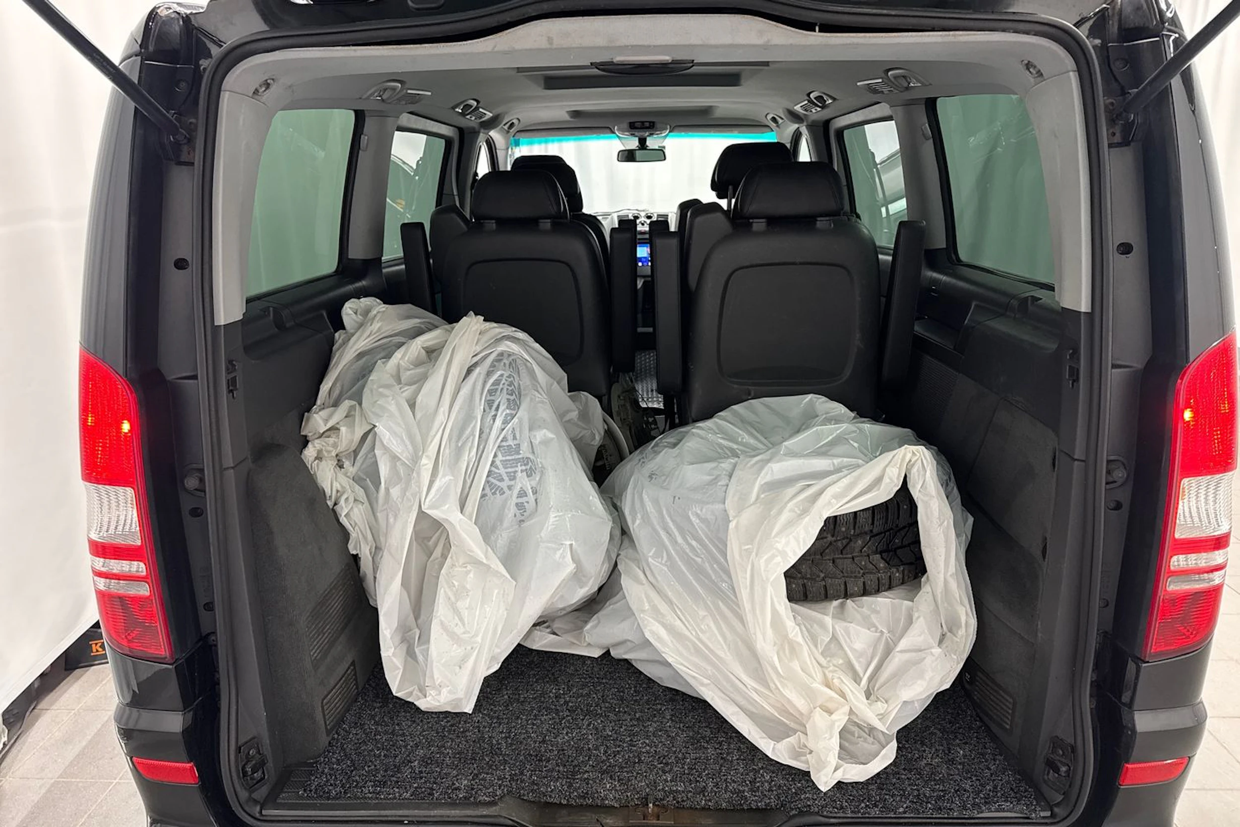 musta Mercedes-Benz Viano 2011 kuva 13.