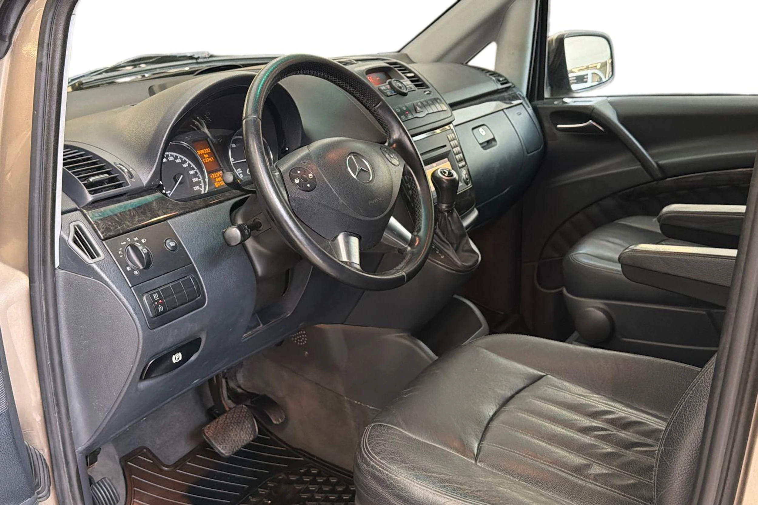 ruskea (beige) Mercedes-Benz Viano 2011 kuva 8.
