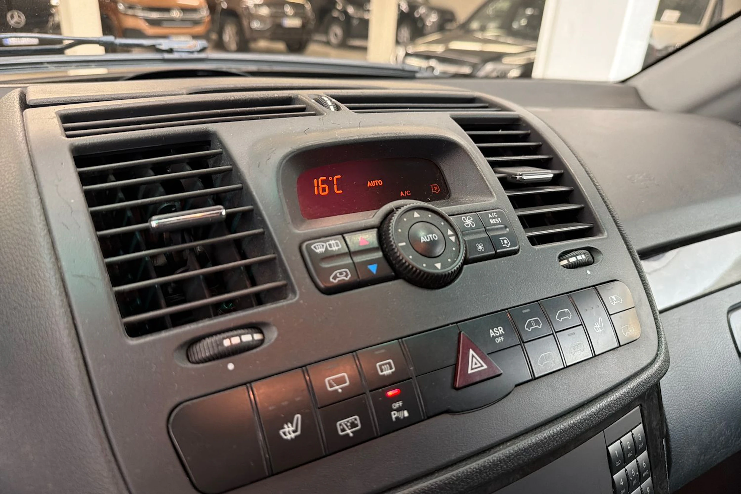 ruskea (beige) Mercedes-Benz Viano 2011 kuva 17.