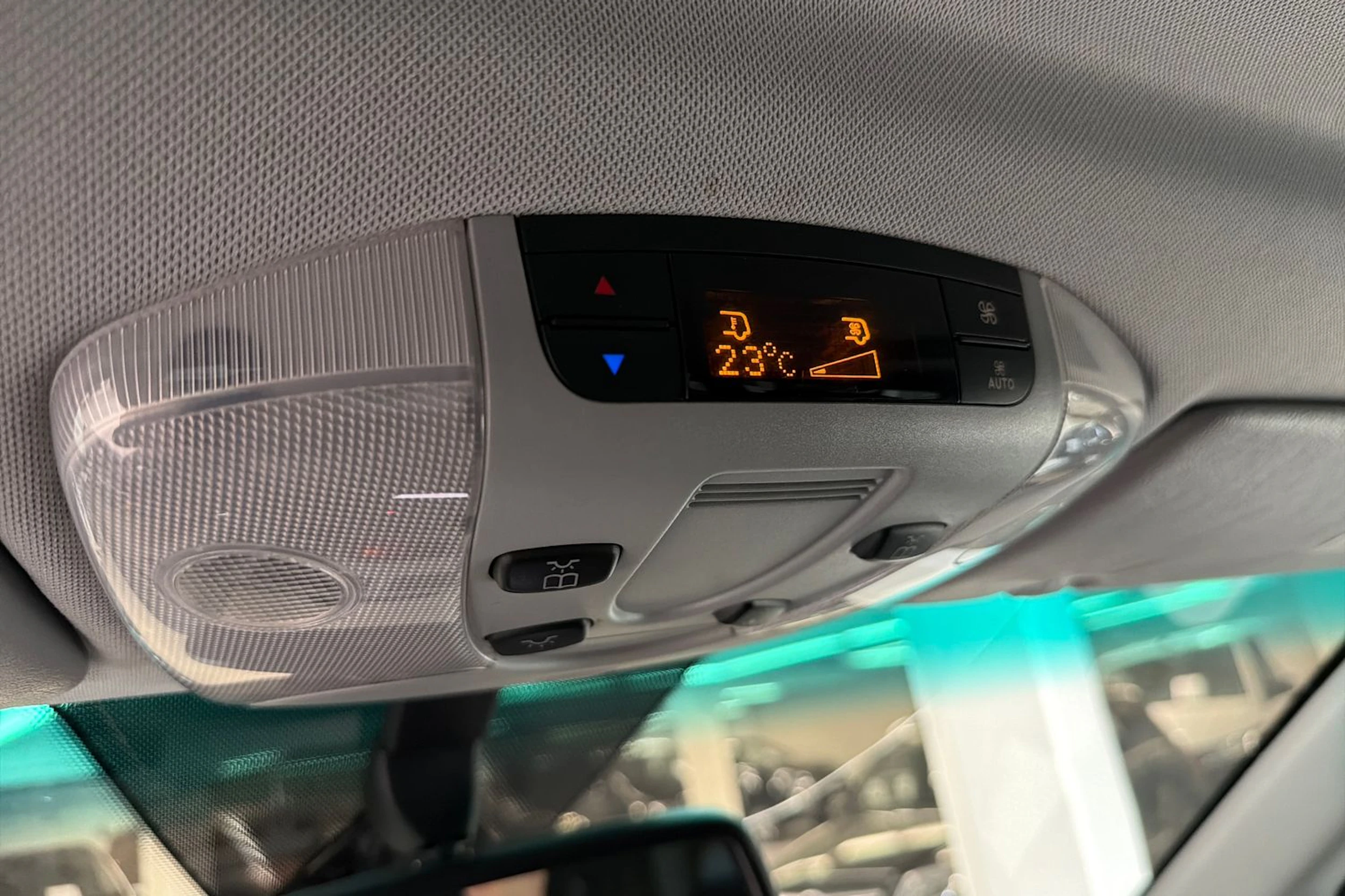 ruskea (beige) Mercedes-Benz Viano 2011 kuva 20.