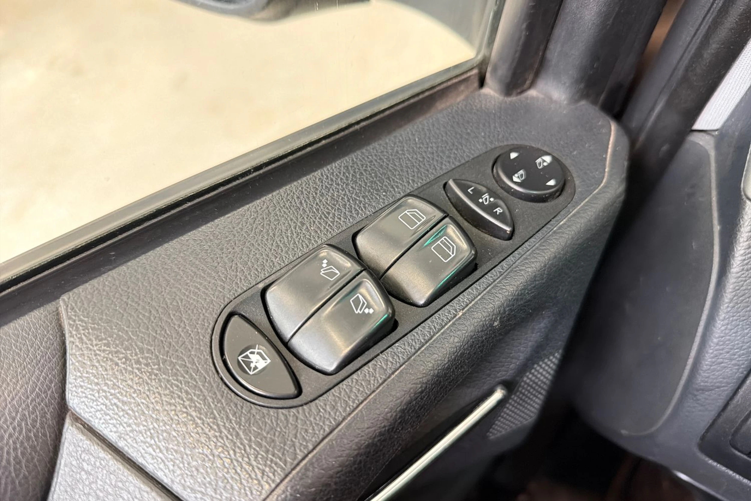 ruskea (beige) Mercedes-Benz Viano 2011 kuva 22.
