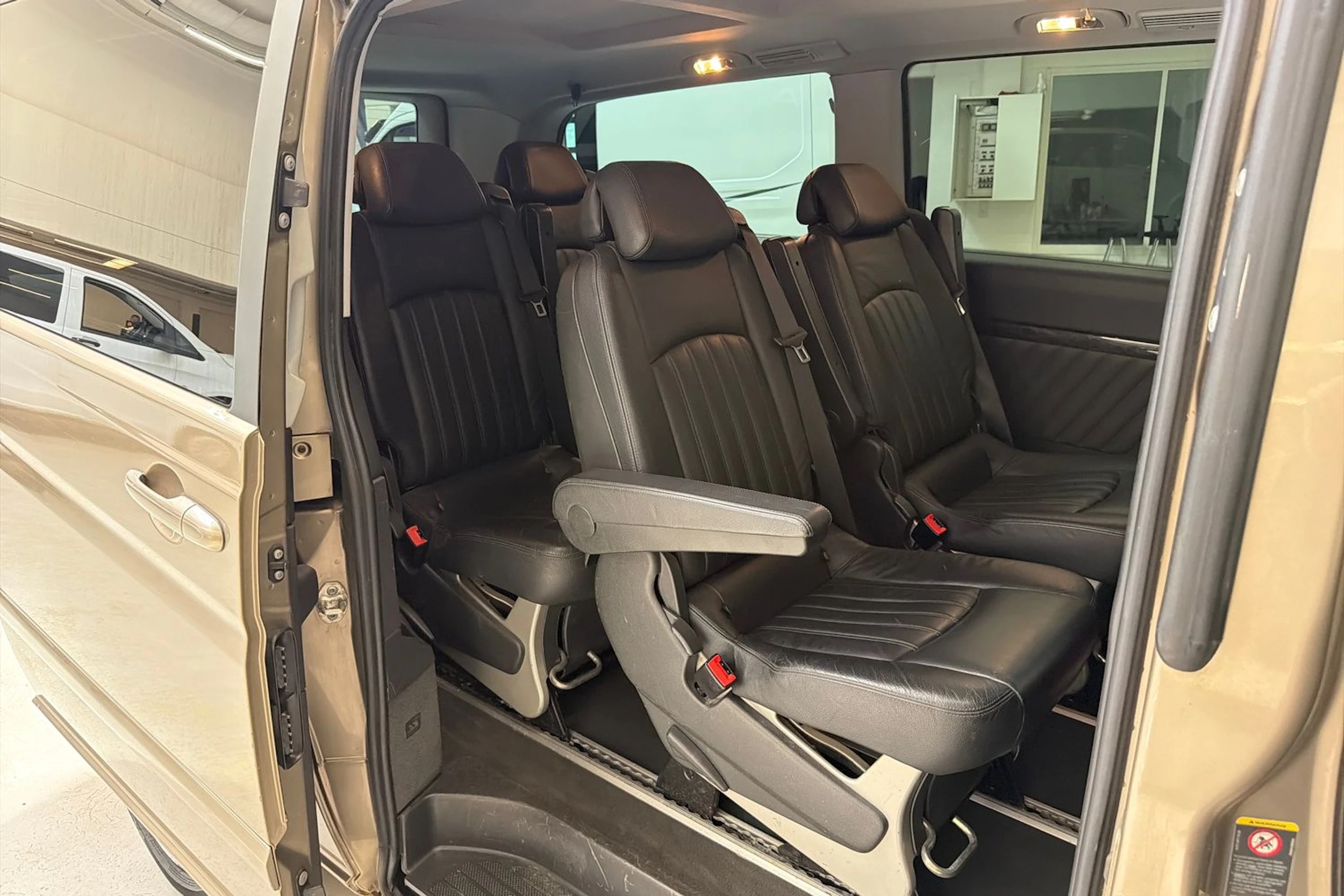 ruskea (beige) Mercedes-Benz Viano 2011 kuva 23.