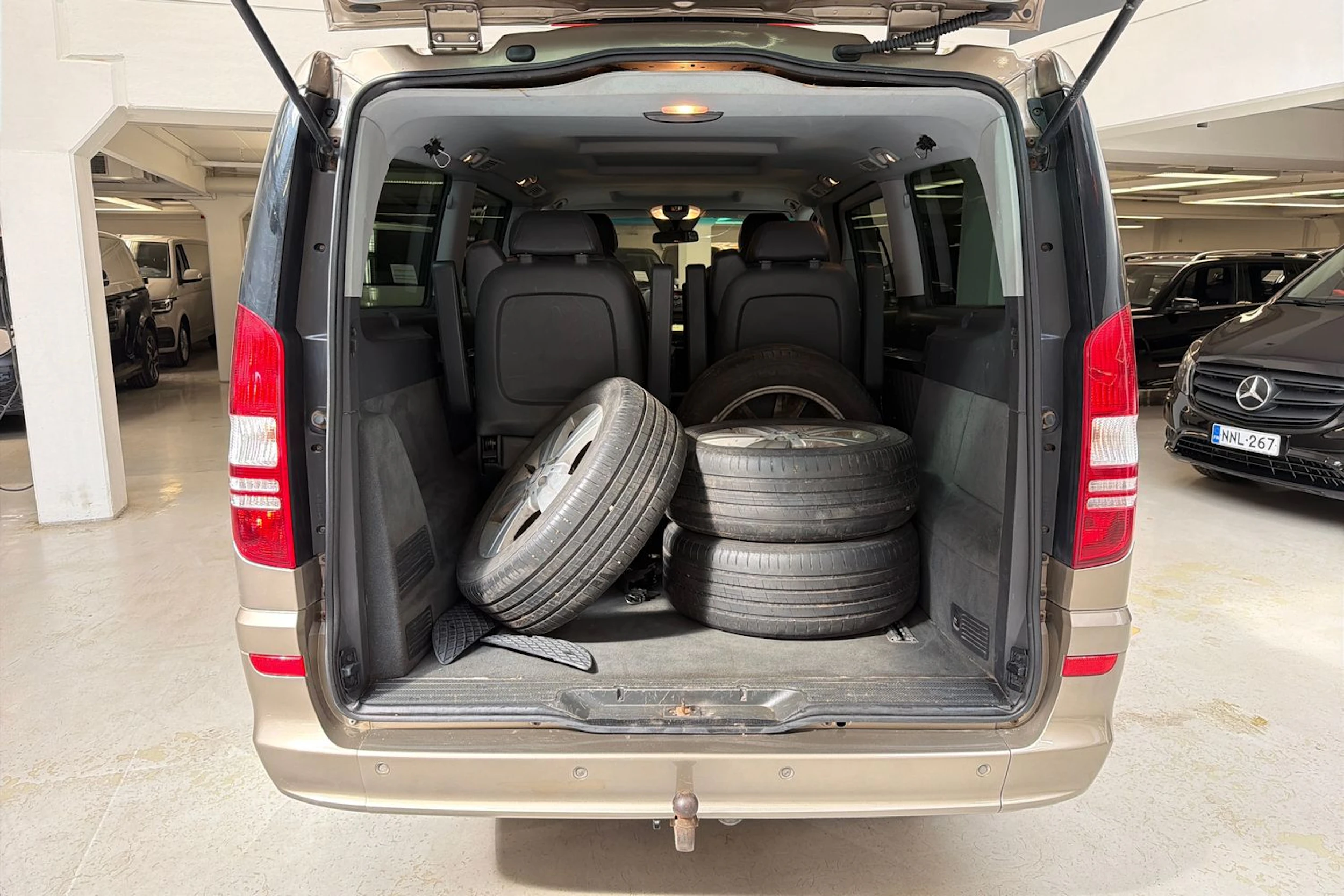 ruskea (beige) Mercedes-Benz Viano 2011 kuva 24.